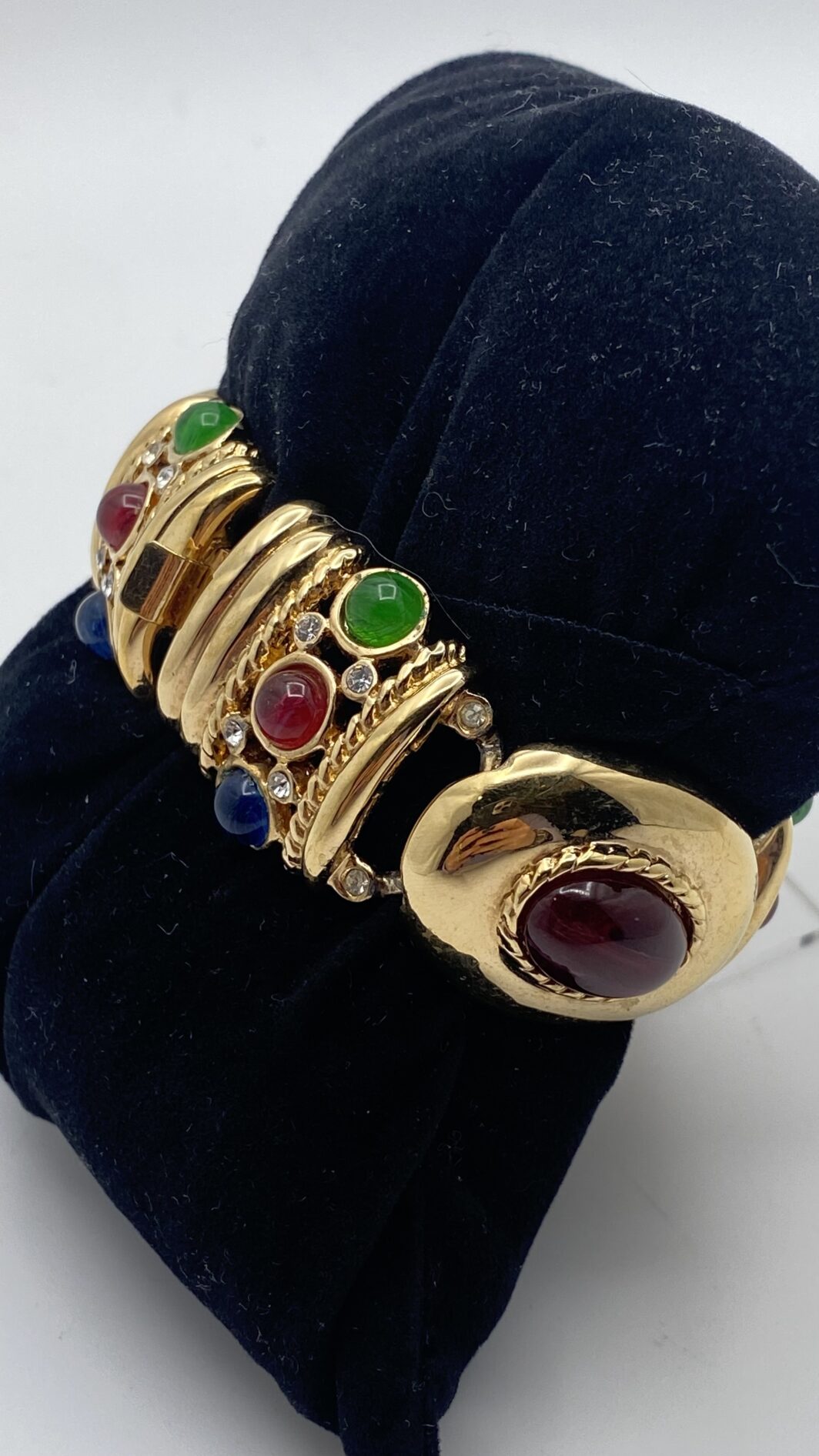BELLISSIMO BRACCIALE VINTAGE FIRMATO “CASCIO BIJOUX” IN METALLO GOLDTONE, STILE BULGARI-LIKE, CON CRISTALLI DIAMOND-LIKE E PASTE DI VETRO POLICROME. - immagine 9