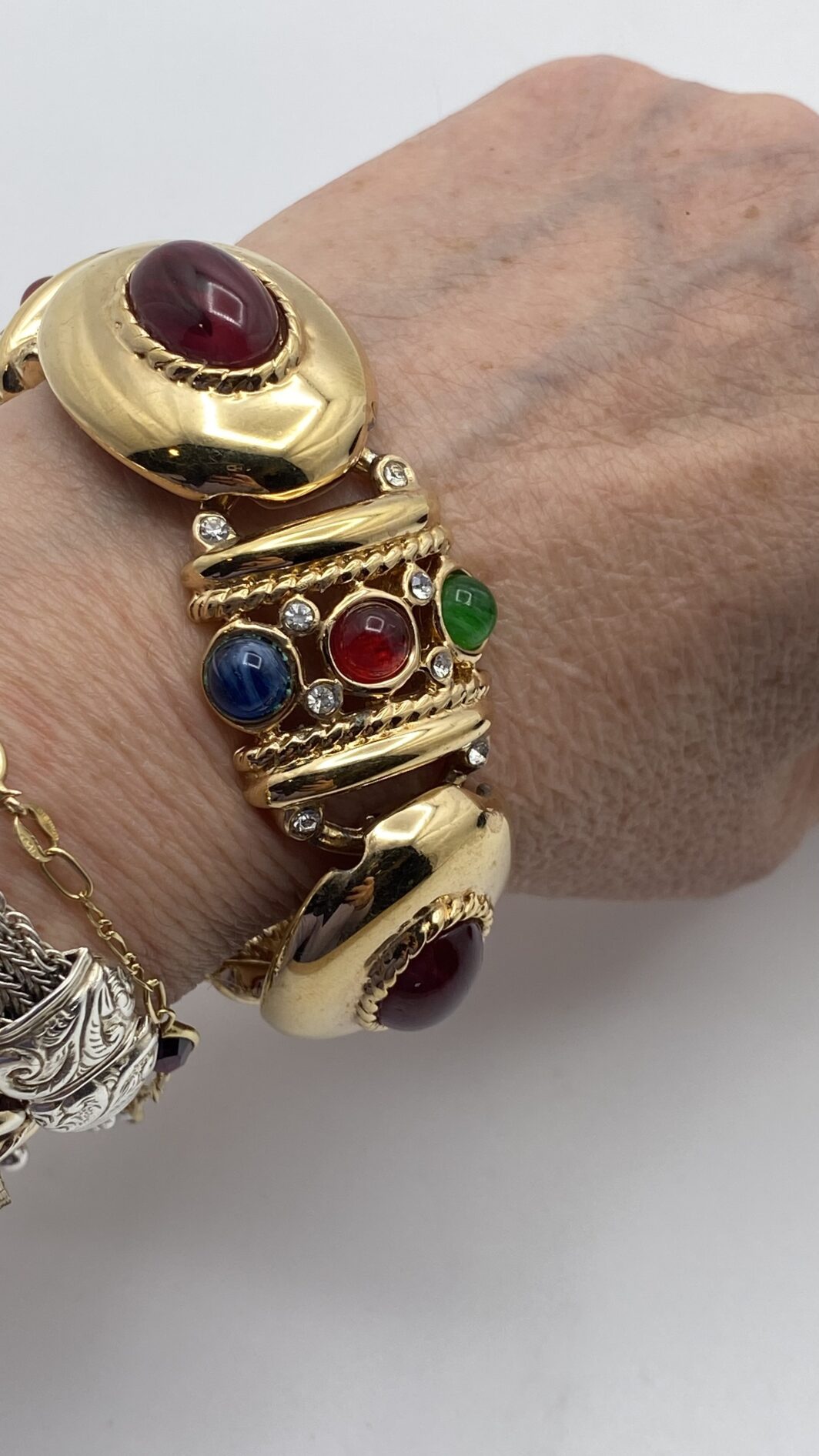 BELLISSIMO BRACCIALE VINTAGE FIRMATO “CASCIO BIJOUX” IN METALLO GOLDTONE, STILE BULGARI-LIKE, CON CRISTALLI DIAMOND-LIKE E PASTE DI VETRO POLICROME. - immagine 6
