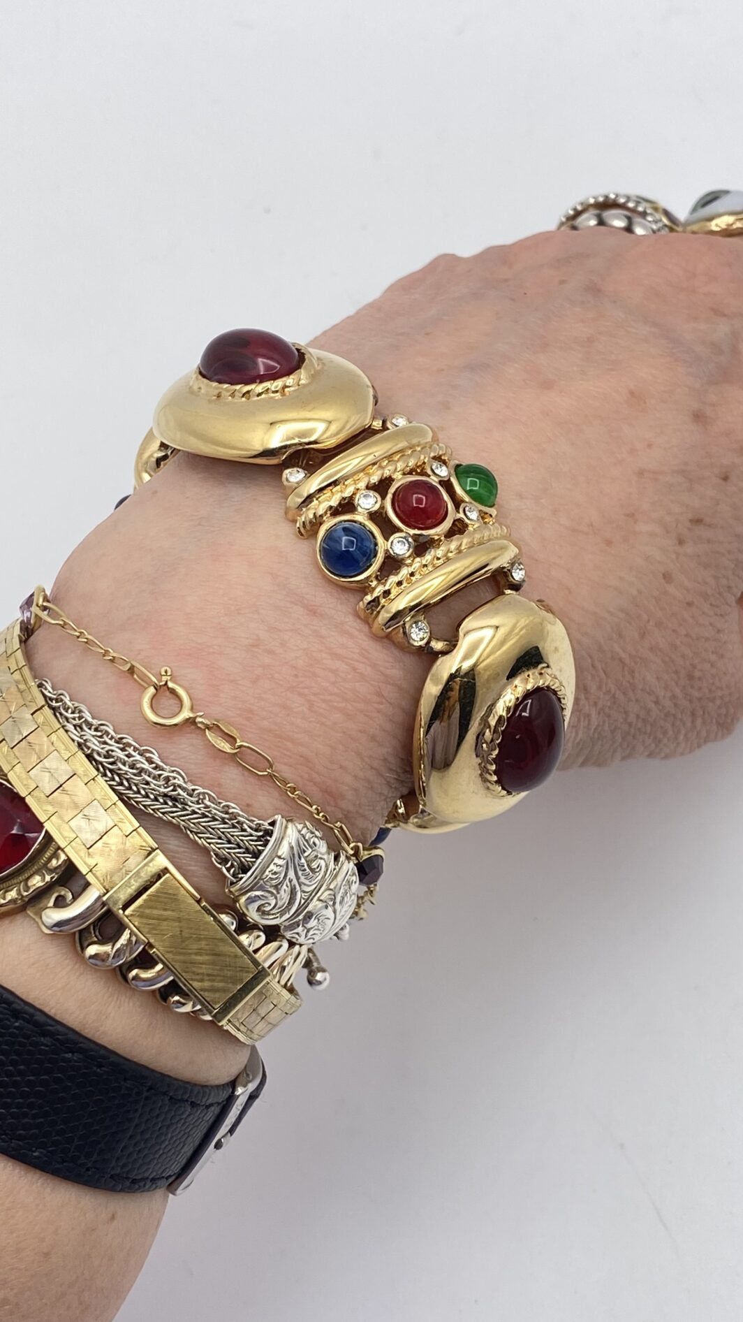 BELLISSIMO BRACCIALE VINTAGE FIRMATO “CASCIO BIJOUX” IN METALLO GOLDTONE, STILE BULGARI-LIKE, CON CRISTALLI DIAMOND-LIKE E PASTE DI VETRO POLICROME. - immagine 11