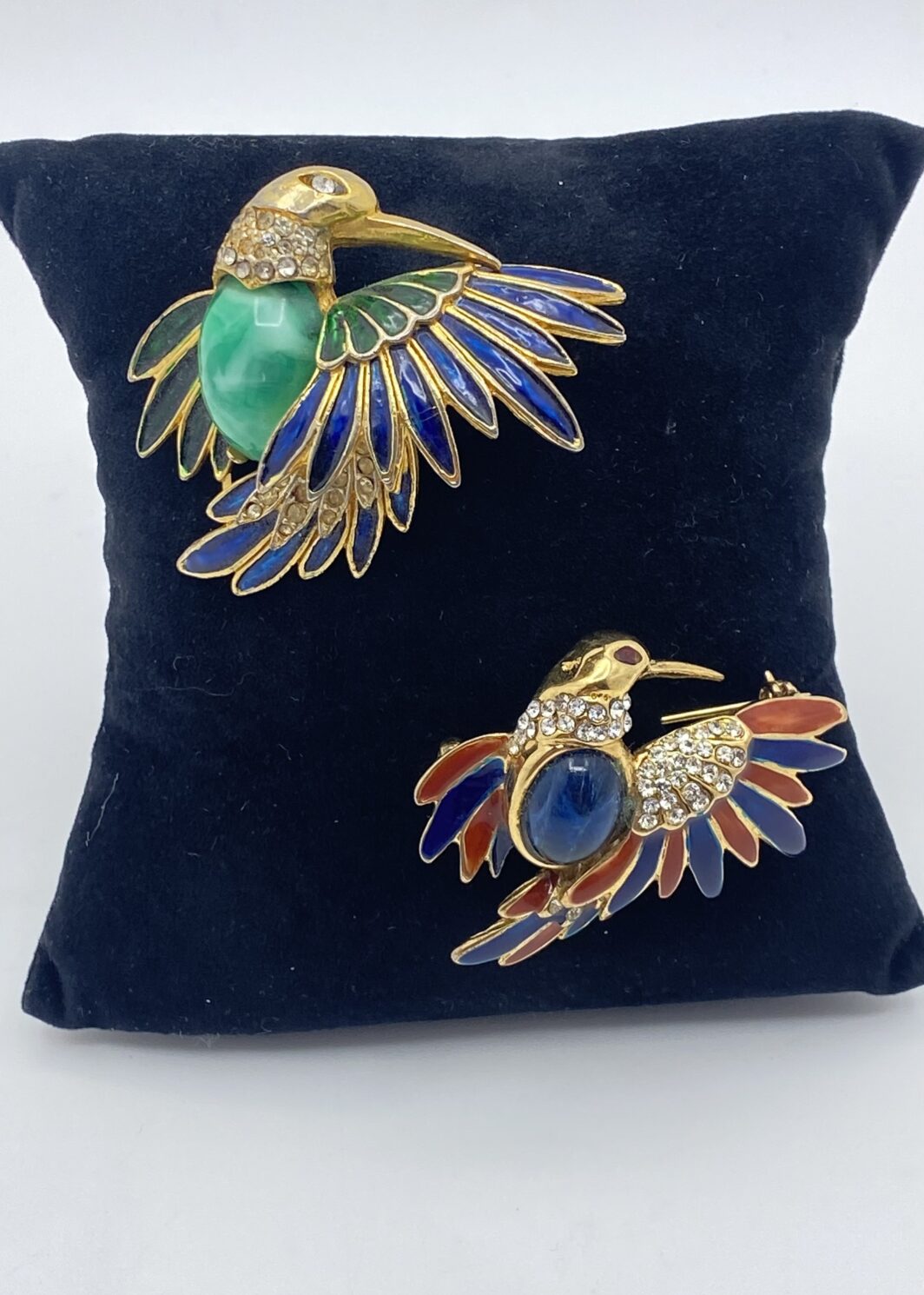 MERAVIGLIOSO PAIO DI SPILLE COLIBRÌ FIRMATE “CASCIO BIJOUX”. BIGIOTTERIA FIORENTINA VINTAGE ANNI ‘60.