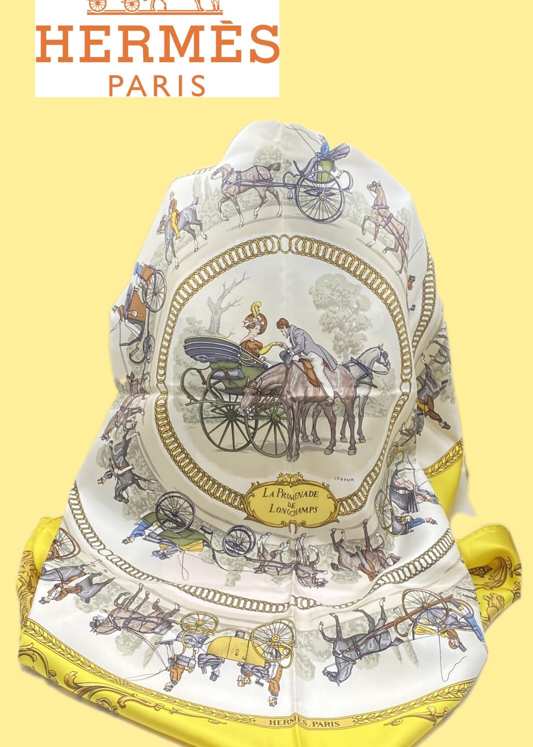 HERMÈS CARRÉ 90 “LA PROMENADE DE LONGCHAMPS” BY PHILIPPE LEDOUX – ELEGANZA SENZA TEMPO IN TWILL DI SETA PURA 100%, ORLATO A MANO.