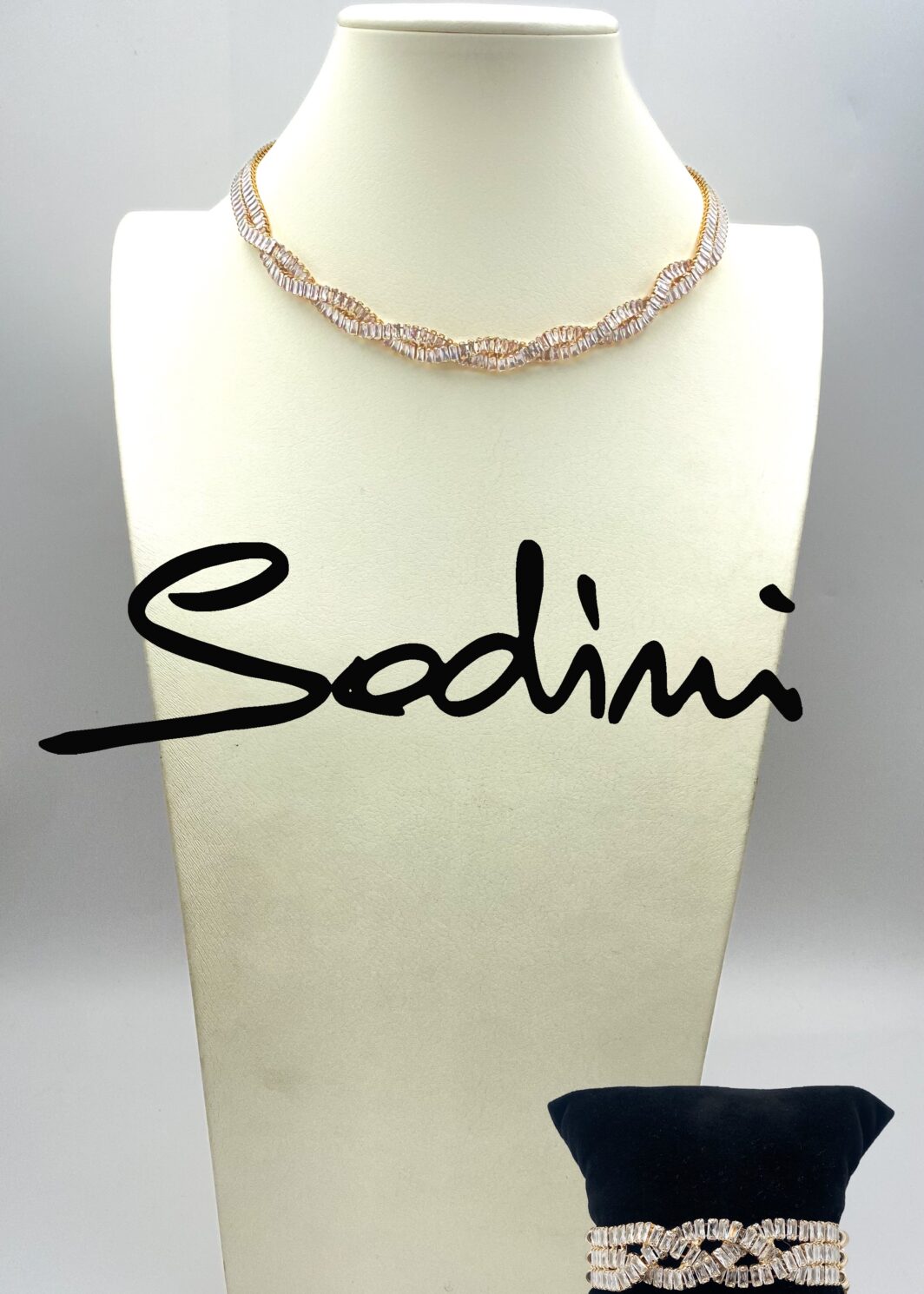 “SODINI”. COLLEZIONE “COMETA”. L’ELEGANZA DELLA LUCE. STRAORDINARIA DEMIPARURE IN METALLO GOLDTONE E SCINTILLANTI CRISTALLI DIAMOND-LIKE. ANNO 2023.