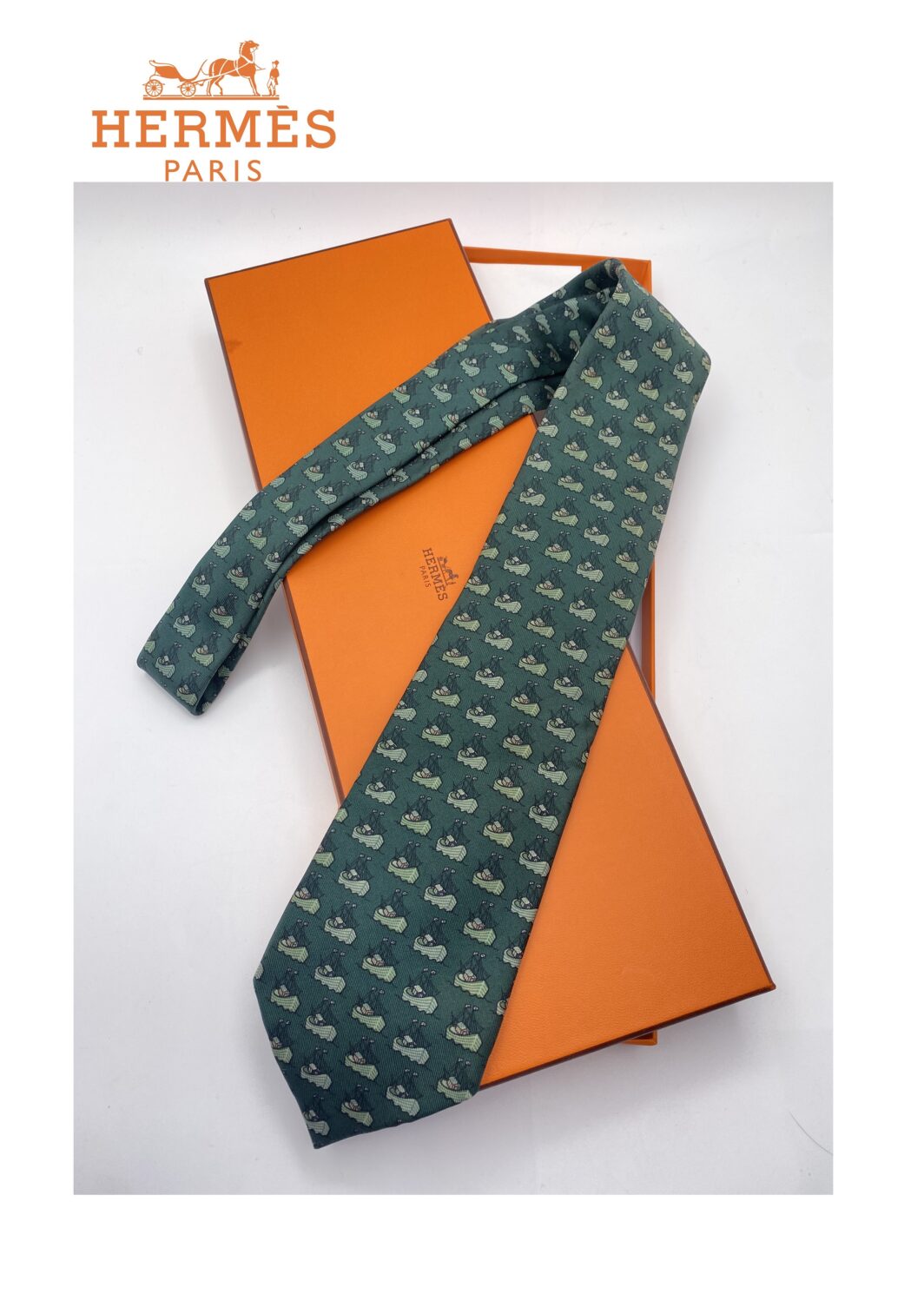 HERMÈS. SIMPATICA CRAVATTA VINTAGE IN TWILL DI SETA PURA 100%. VERDE INGLESE, CON ARCHE DI NOÈ IN VERDE CHIARO.