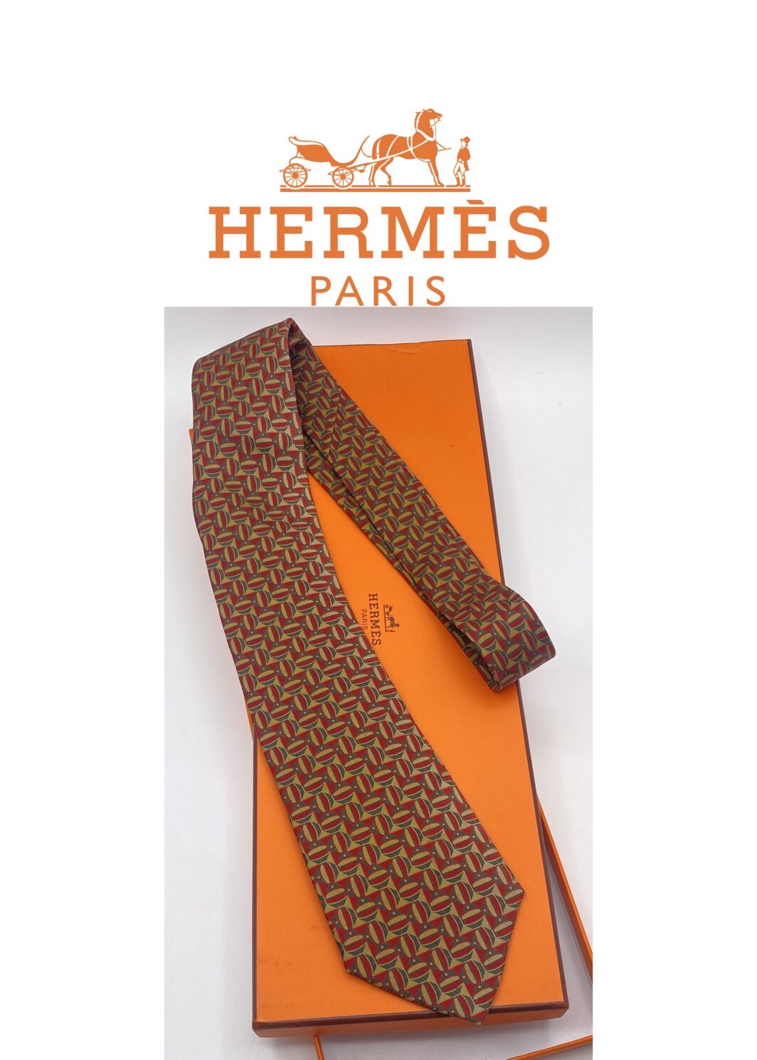 HERMÈS. BELLISSIMA CRAVATTA VINTAGE IN TWILL DI SETA PURA 100%, CON DISEGNI GEOMETRICI.