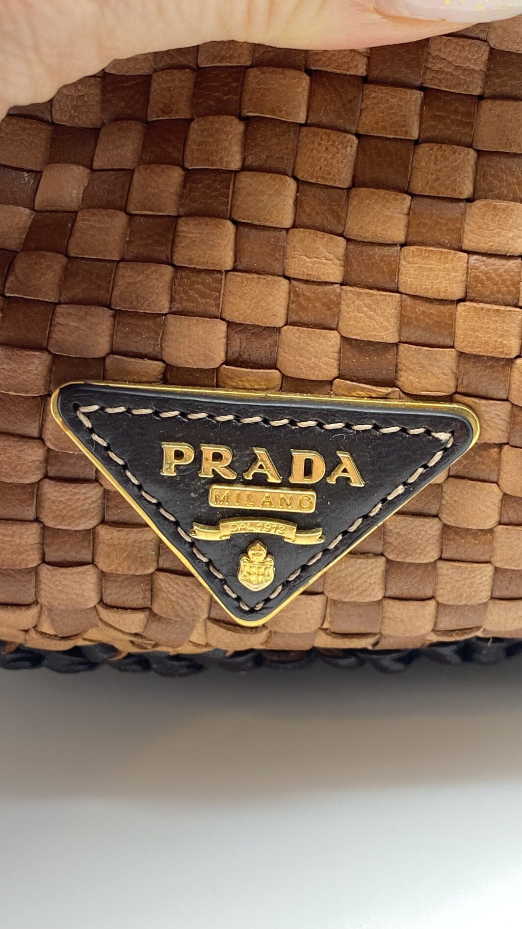 PRADA “MADRAS” VINTAGE – L’ELEGANZA SENZA TEMPO DELL’INTRECCIO ARTIGIANALE - immagine 23