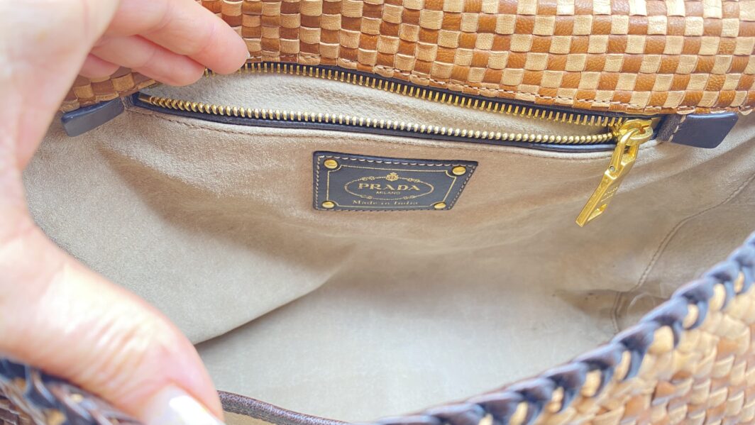 PRADA “MADRAS” VINTAGE – L’ELEGANZA SENZA TEMPO DELL’INTRECCIO ARTIGIANALE - immagine 9