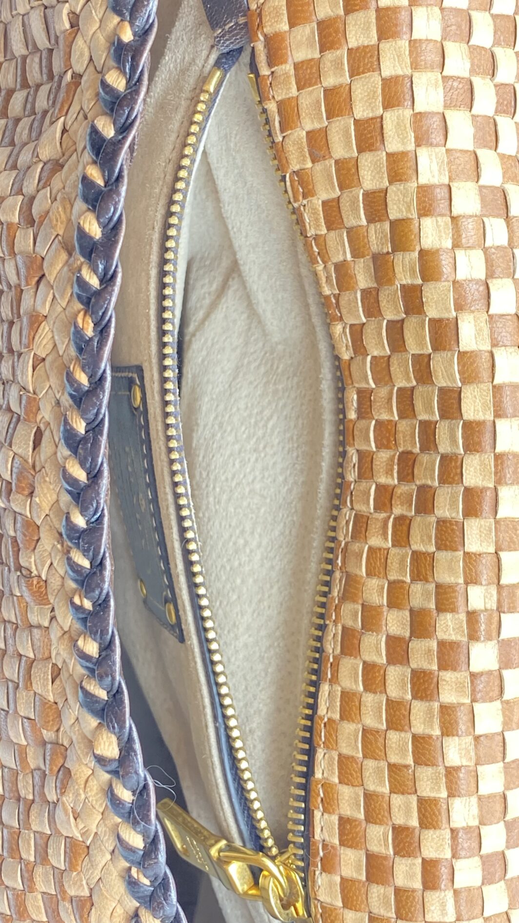 PRADA “MADRAS” VINTAGE – L’ELEGANZA SENZA TEMPO DELL’INTRECCIO ARTIGIANALE - immagine 4