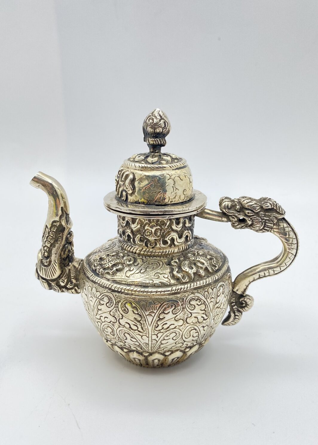 ÉGOÏSTE IN ARGENTO, CINA XIX SECOLO.  RAFFINATA TEIERA IN MINIATURA DI ARTE ORIENTALE.