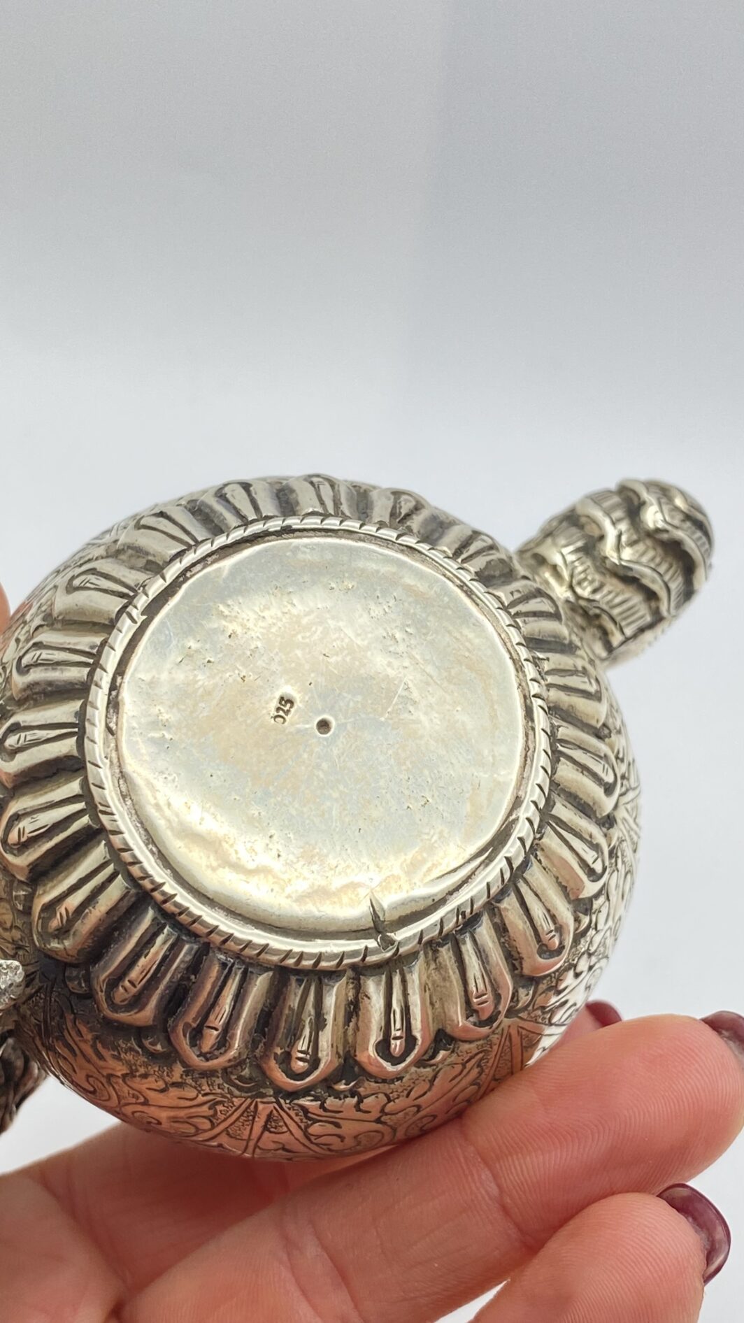 ÉGOÏSTE IN ARGENTO, CINA XIX SECOLO.  RAFFINATA TEIERA IN MINIATURA DI ARTE ORIENTALE. - immagine 15