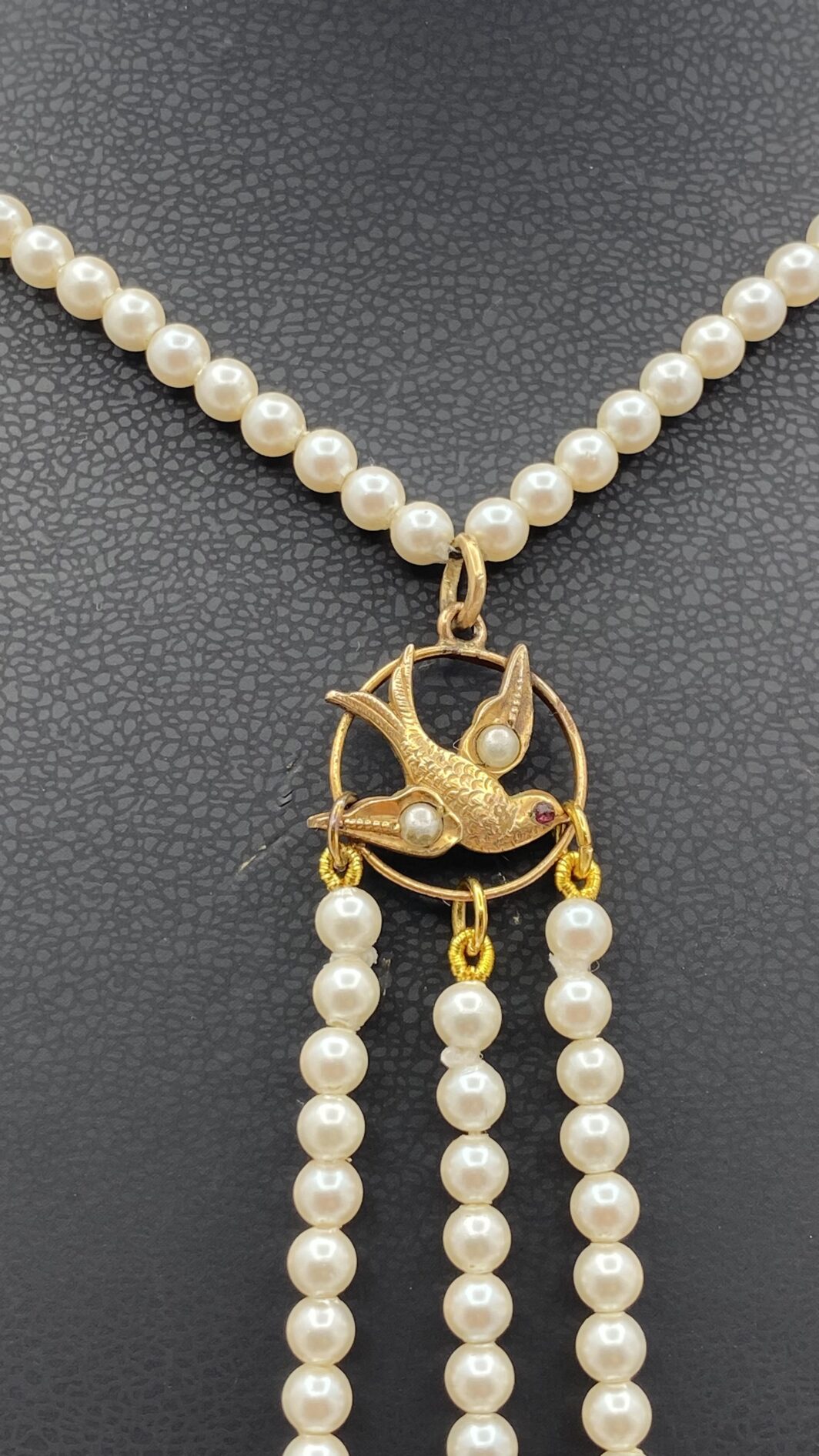 ELEGANZA E LEGGIADRIA DELL’ ART NOUVEAU: IL VOLO DI UNA RONDINE E L’ABBONDANZA DEI TRALCI D’UVA IN SMERALDI, PERLE E ORO. - immagine 4