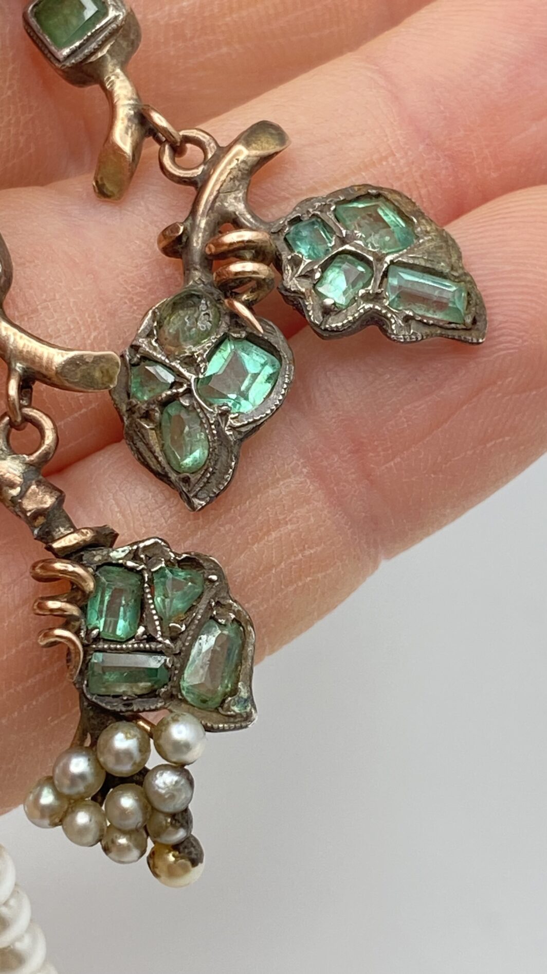 ELEGANZA E LEGGIADRIA DELL’ ART NOUVEAU: IL VOLO DI UNA RONDINE E L’ABBONDANZA DEI TRALCI D’UVA IN SMERALDI, PERLE E ORO. - immagine 15