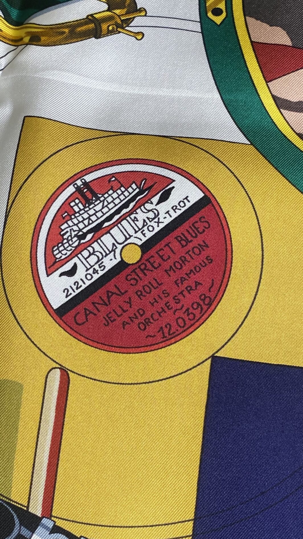HERMÈS CARRÉ 90 VINTAGE “NEW ORLEANS CREOLE JAZZ”  BY LOÏC DUBIGEON, ANNO 1996  L’ENERGIA DEL JAZZ IN TWILL DI SETA PURA. - immagine 9