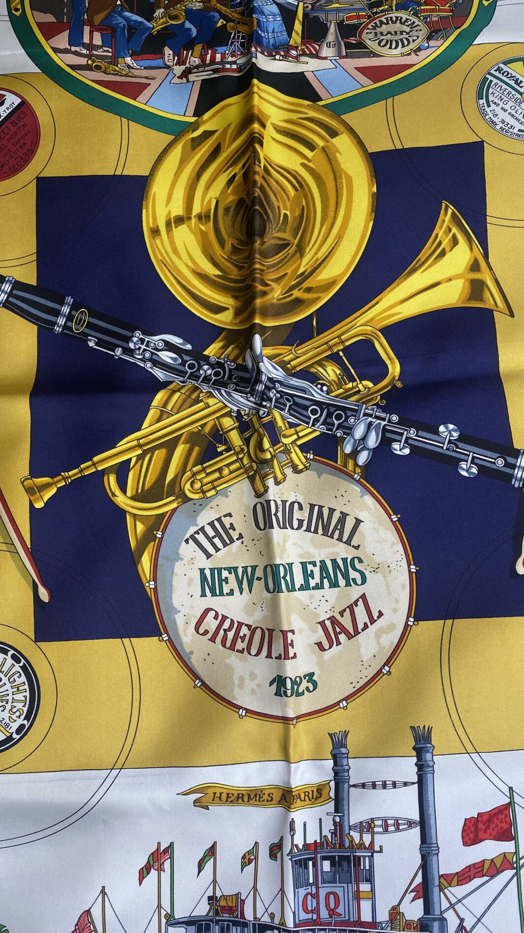 HERMÈS CARRÉ 90 VINTAGE “NEW ORLEANS CREOLE JAZZ”  BY LOÏC DUBIGEON, ANNO 1996  L’ENERGIA DEL JAZZ IN TWILL DI SETA PURA. - immagine 17
