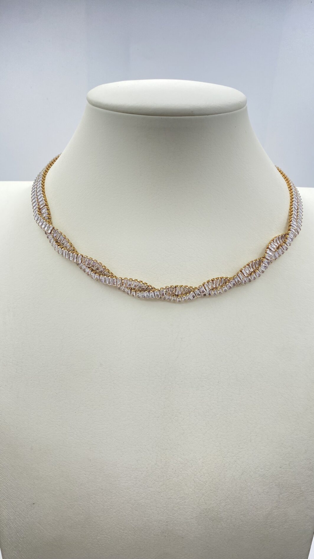 “SODINI”. COLLEZIONE “COMETA”. L’ELEGANZA DELLA LUCE. STRAORDINARIA DEMIPARURE IN METALLO GOLDTONE E SCINTILLANTI CRISTALLI DIAMOND-LIKE. ANNO 2023. - immagine 29