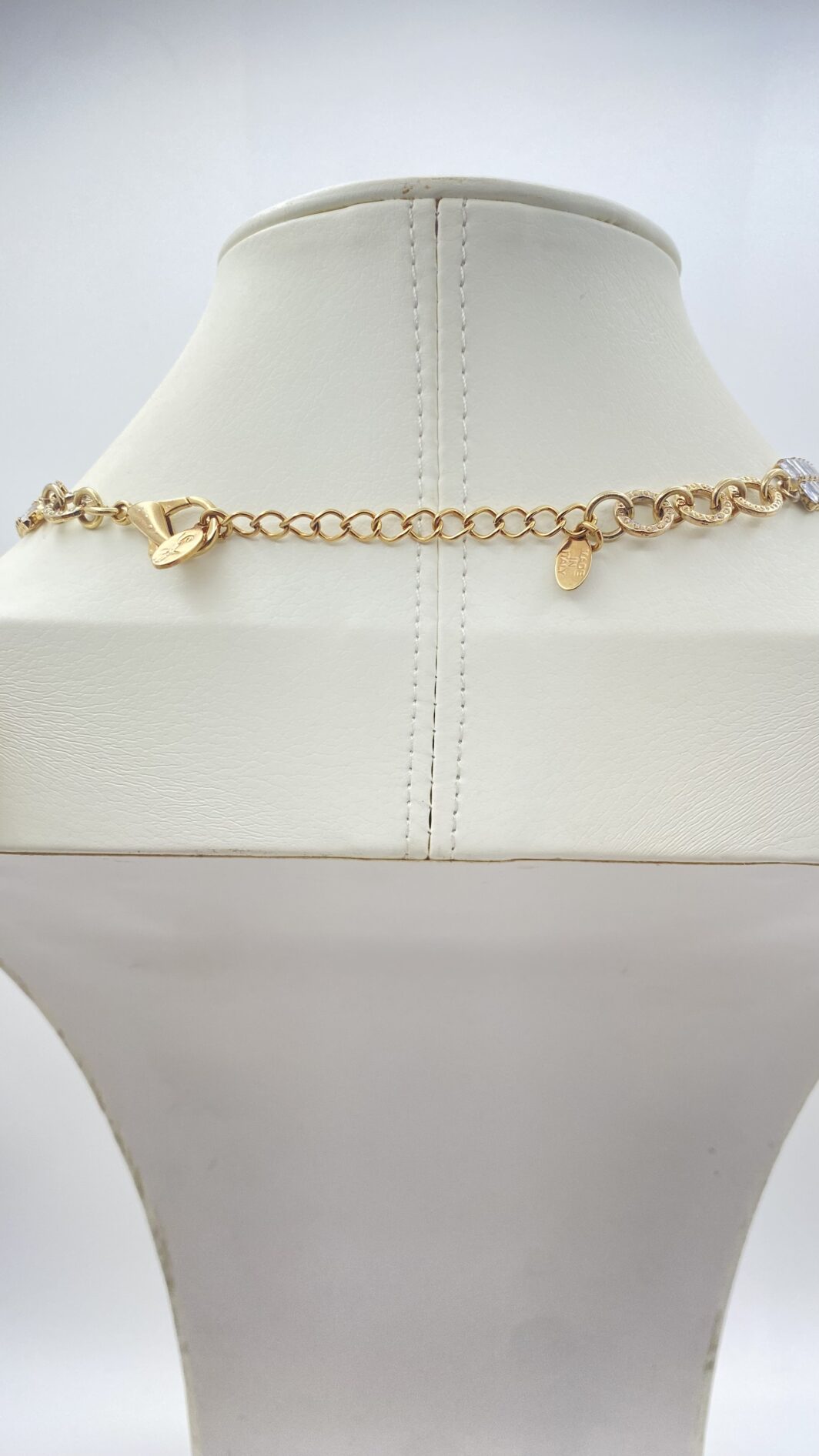 “SODINI”. COLLEZIONE “COMETA”. L’ELEGANZA DELLA LUCE. STRAORDINARIA DEMIPARURE IN METALLO GOLDTONE E SCINTILLANTI CRISTALLI DIAMOND-LIKE. ANNO 2023. - immagine 26