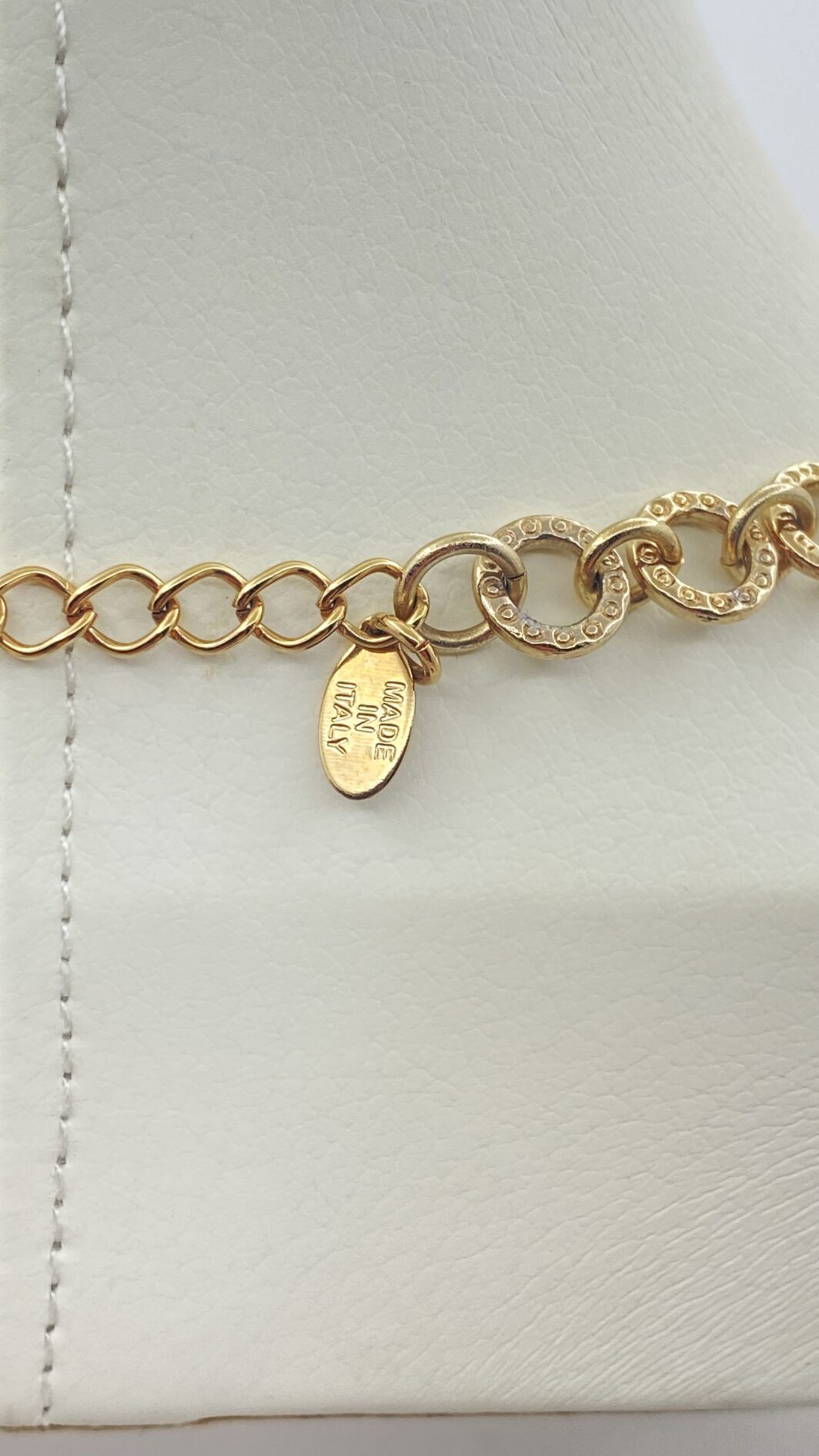 “SODINI”. COLLEZIONE “COMETA”. L’ELEGANZA DELLA LUCE. STRAORDINARIA DEMIPARURE IN METALLO GOLDTONE E SCINTILLANTI CRISTALLI DIAMOND-LIKE. ANNO 2023. - immagine 24