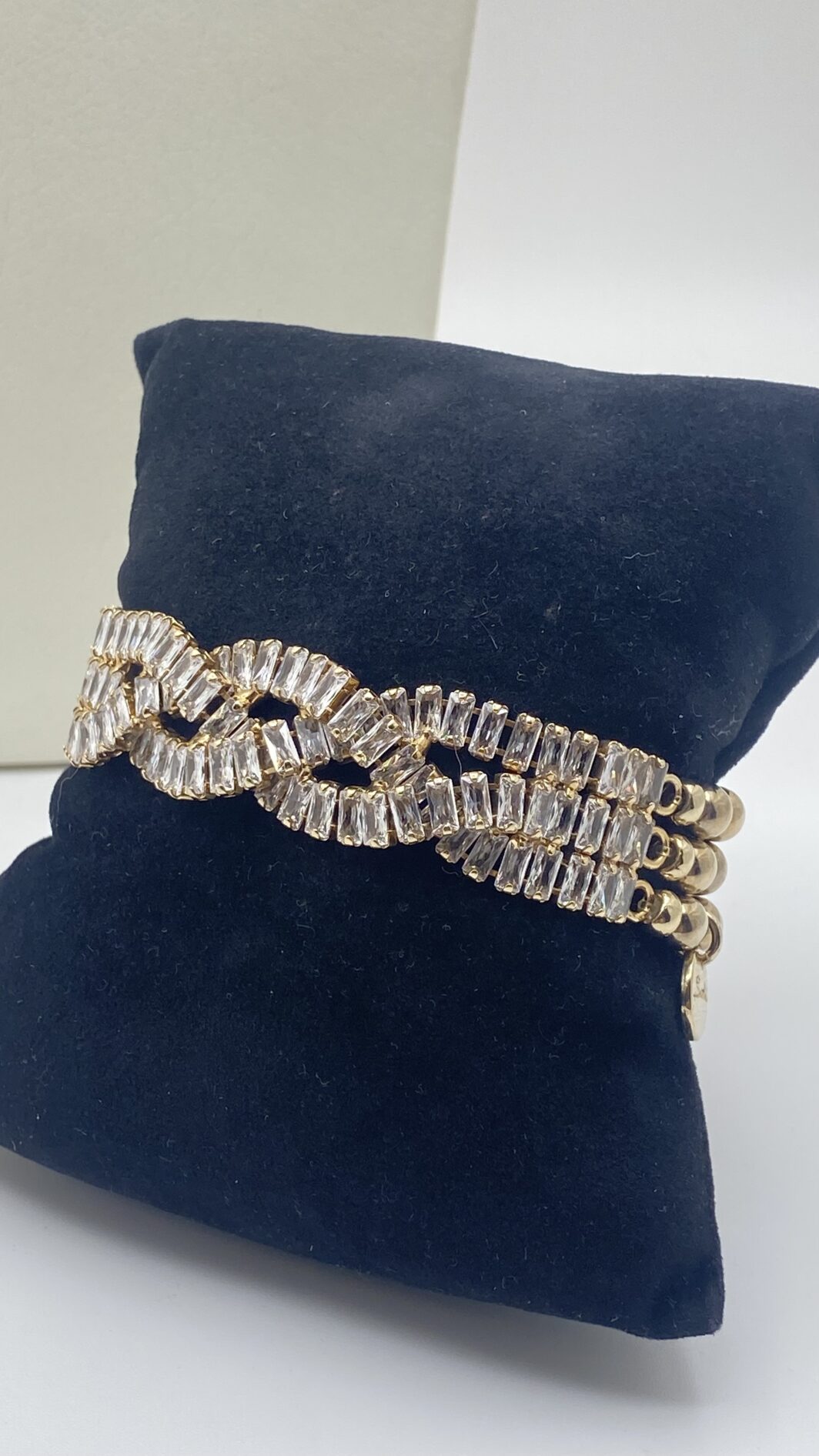 “SODINI”. COLLEZIONE “COMETA”. L’ELEGANZA DELLA LUCE. STRAORDINARIA DEMIPARURE IN METALLO GOLDTONE E SCINTILLANTI CRISTALLI DIAMOND-LIKE. ANNO 2023. - immagine 23