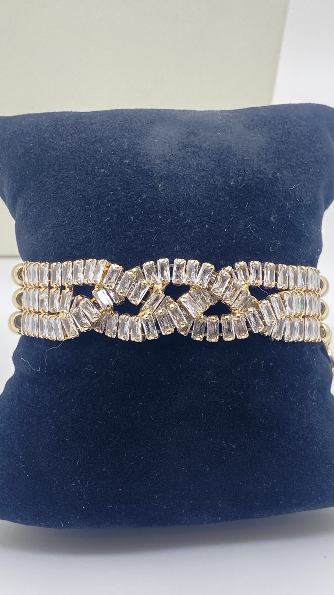 “SODINI”. COLLEZIONE “COMETA”. L’ELEGANZA DELLA LUCE. STRAORDINARIA DEMIPARURE IN METALLO GOLDTONE E SCINTILLANTI CRISTALLI DIAMOND-LIKE. ANNO 2023. - immagine 22