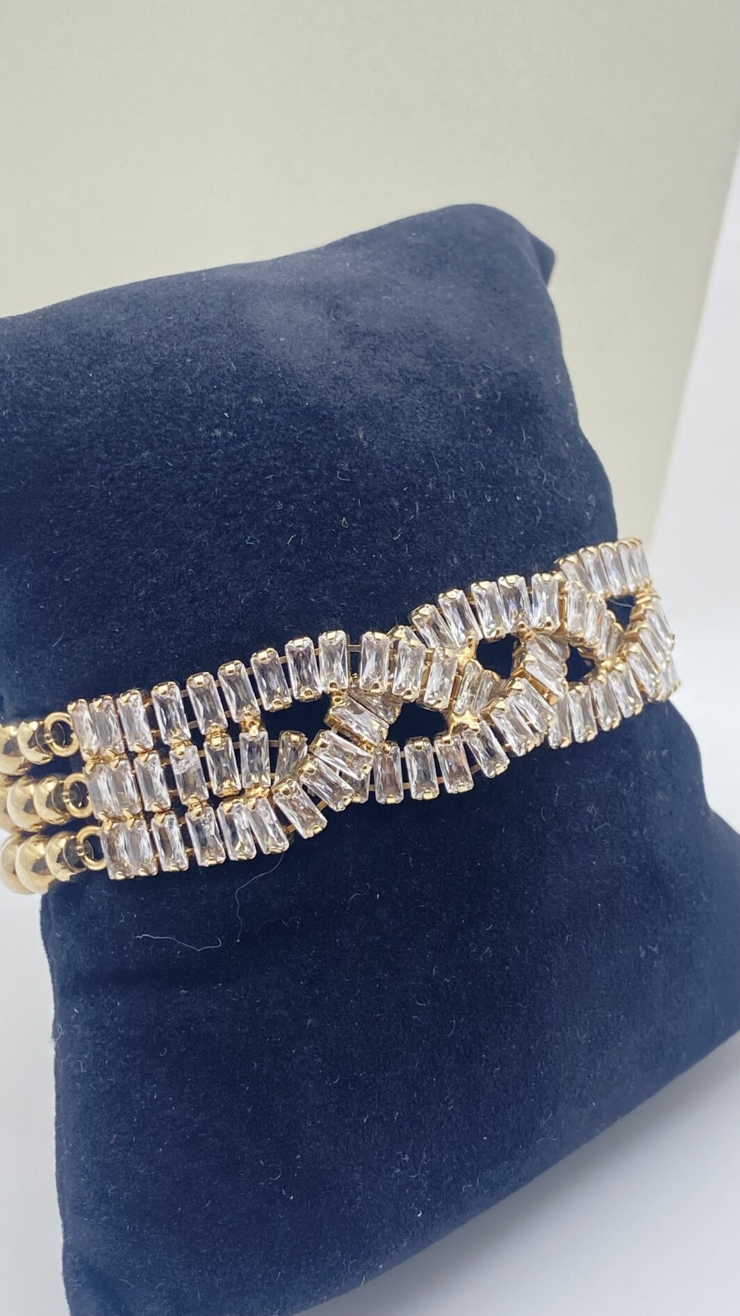 “SODINI”. COLLEZIONE “COMETA”. L’ELEGANZA DELLA LUCE. STRAORDINARIA DEMIPARURE IN METALLO GOLDTONE E SCINTILLANTI CRISTALLI DIAMOND-LIKE. ANNO 2023. - immagine 21