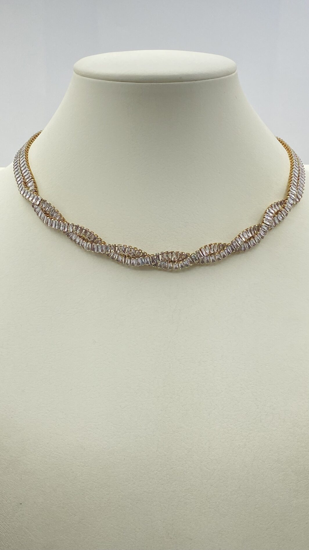“SODINI”. COLLEZIONE “COMETA”. L’ELEGANZA DELLA LUCE. STRAORDINARIA DEMIPARURE IN METALLO GOLDTONE E SCINTILLANTI CRISTALLI DIAMOND-LIKE. ANNO 2023. - immagine 16