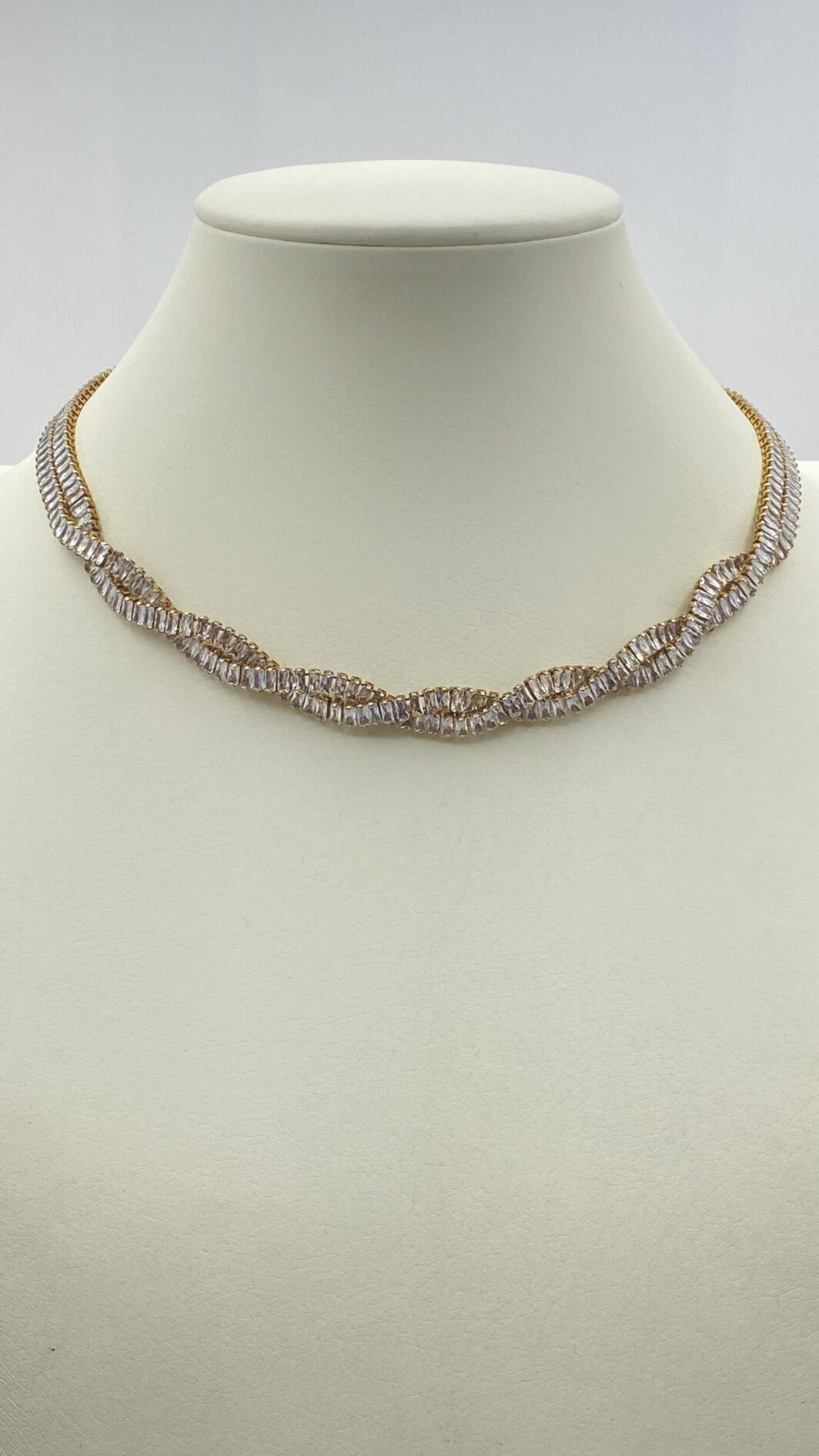 “SODINI”. COLLEZIONE “COMETA”. L’ELEGANZA DELLA LUCE. STRAORDINARIA DEMIPARURE IN METALLO GOLDTONE E SCINTILLANTI CRISTALLI DIAMOND-LIKE. ANNO 2023. - immagine 15