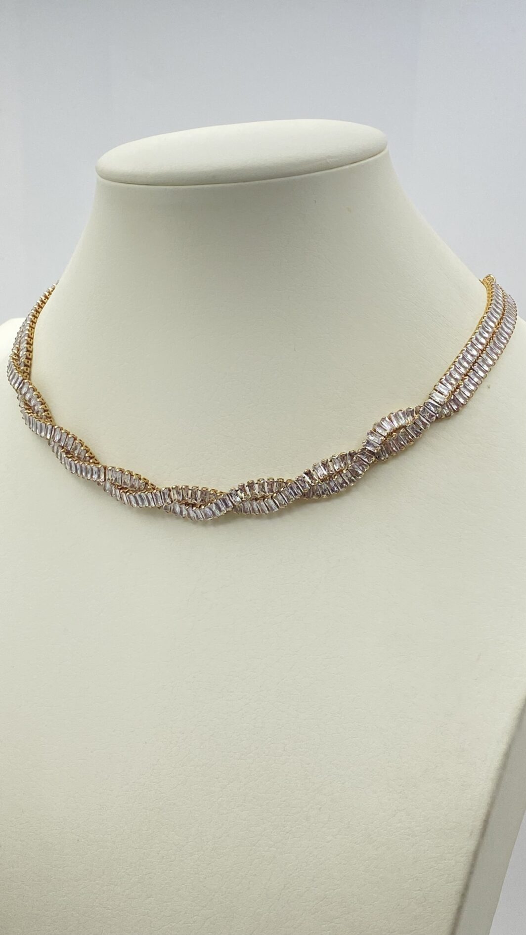 “SODINI”. COLLEZIONE “COMETA”. L’ELEGANZA DELLA LUCE. STRAORDINARIA DEMIPARURE IN METALLO GOLDTONE E SCINTILLANTI CRISTALLI DIAMOND-LIKE. ANNO 2023. - immagine 14