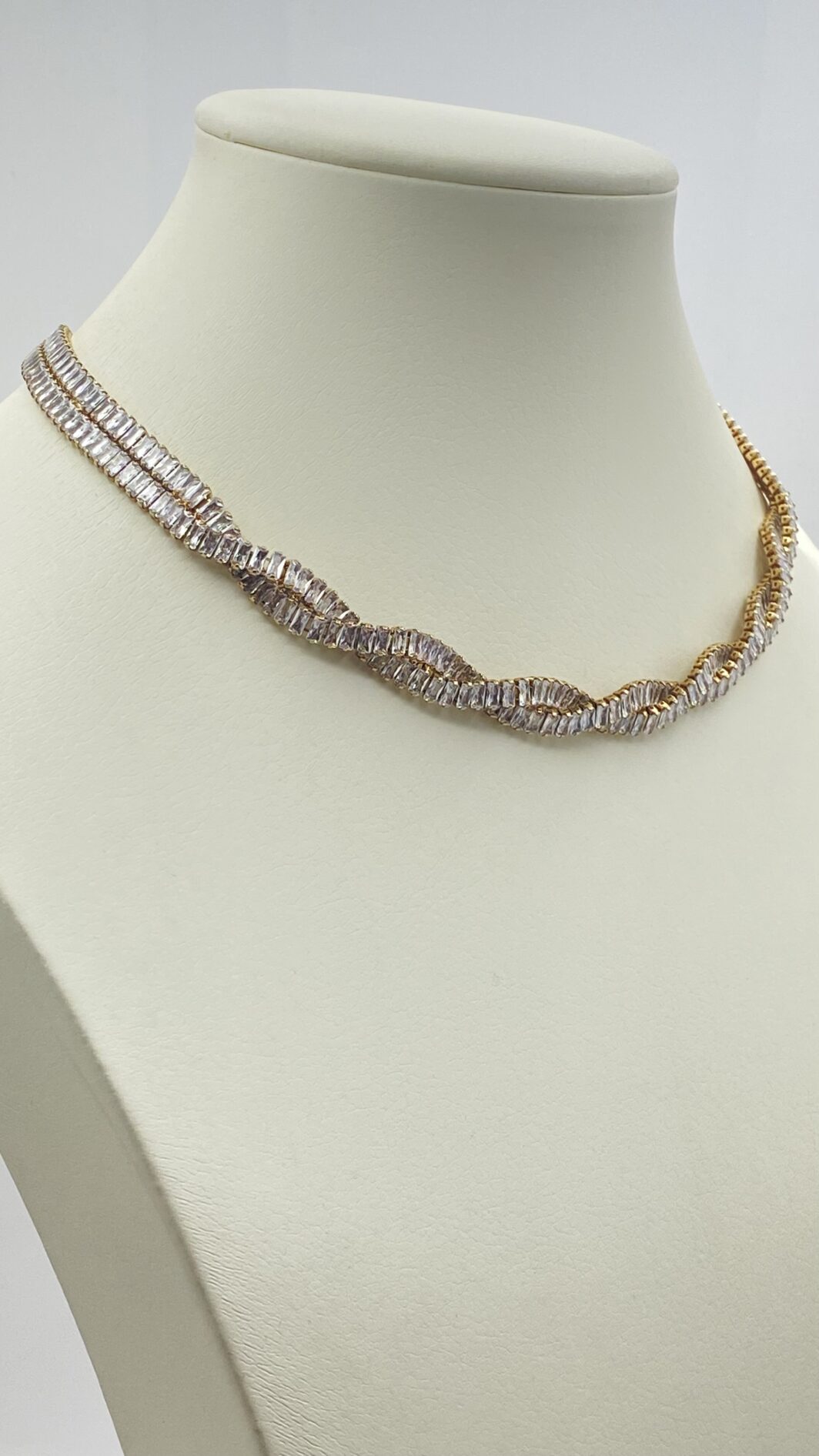 “SODINI”. COLLEZIONE “COMETA”. L’ELEGANZA DELLA LUCE. STRAORDINARIA DEMIPARURE IN METALLO GOLDTONE E SCINTILLANTI CRISTALLI DIAMOND-LIKE. ANNO 2023. - immagine 13