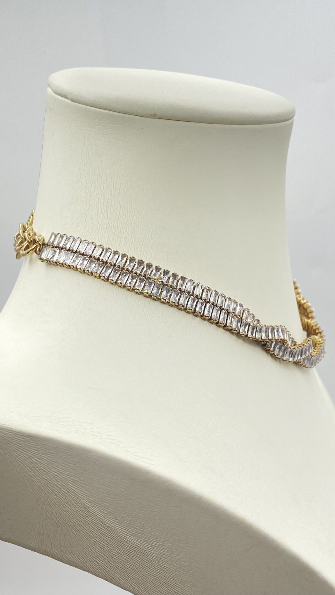 “SODINI”. COLLEZIONE “COMETA”. L’ELEGANZA DELLA LUCE. STRAORDINARIA DEMIPARURE IN METALLO GOLDTONE E SCINTILLANTI CRISTALLI DIAMOND-LIKE. ANNO 2023. - immagine 12