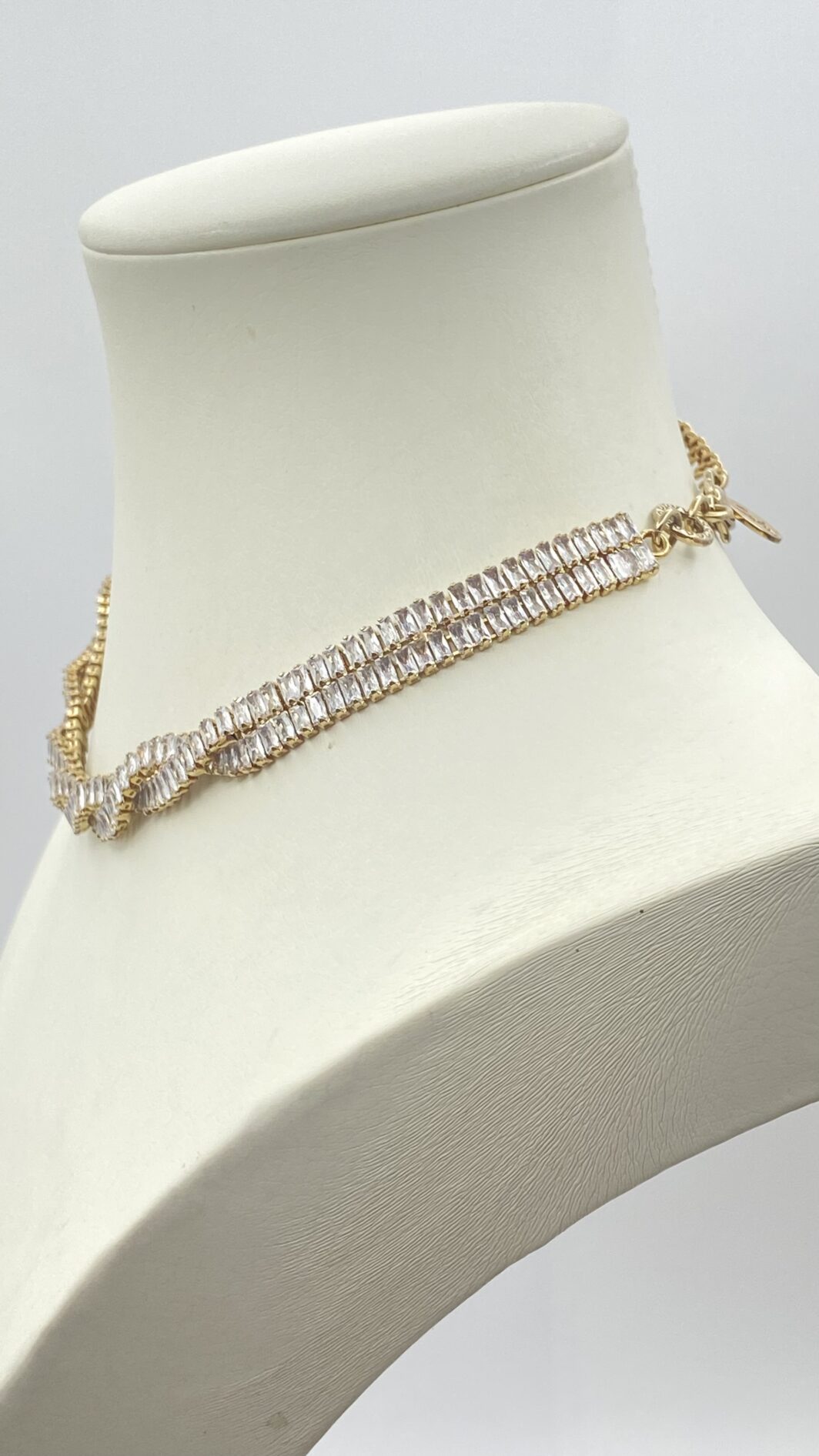 “SODINI”. COLLEZIONE “COMETA”. L’ELEGANZA DELLA LUCE. STRAORDINARIA DEMIPARURE IN METALLO GOLDTONE E SCINTILLANTI CRISTALLI DIAMOND-LIKE. ANNO 2023. - immagine 11