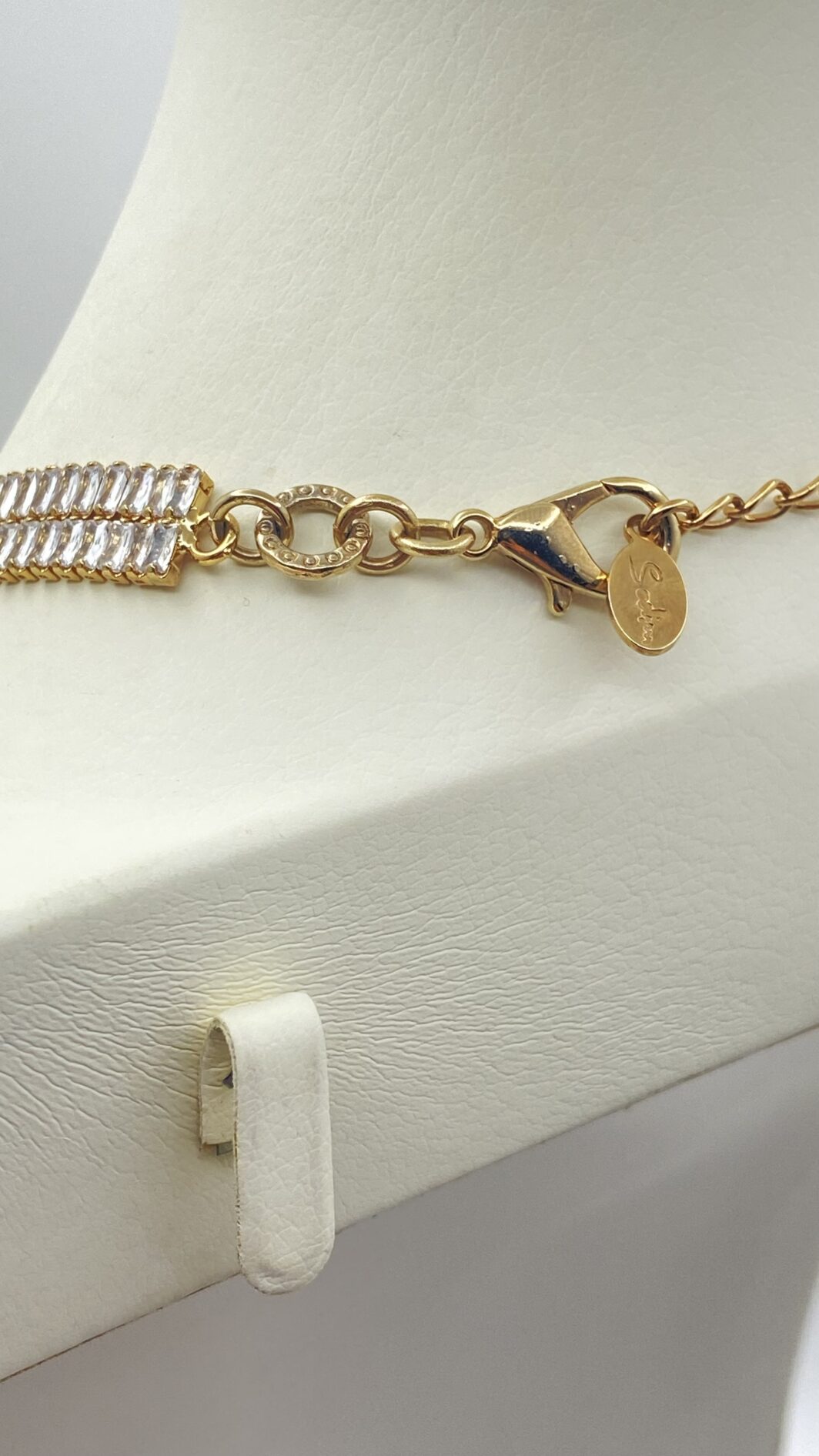 “SODINI”. COLLEZIONE “COMETA”. L’ELEGANZA DELLA LUCE. STRAORDINARIA DEMIPARURE IN METALLO GOLDTONE E SCINTILLANTI CRISTALLI DIAMOND-LIKE. ANNO 2023. - immagine 10