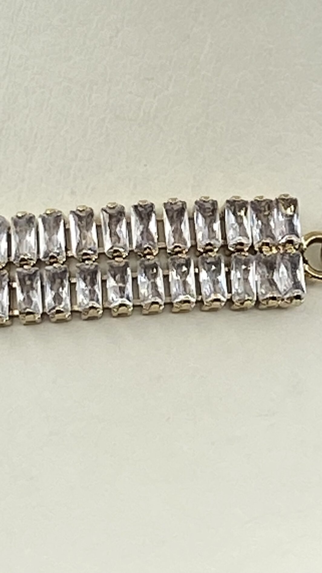 “SODINI”. COLLEZIONE “COMETA”. L’ELEGANZA DELLA LUCE. STRAORDINARIA DEMIPARURE IN METALLO GOLDTONE E SCINTILLANTI CRISTALLI DIAMOND-LIKE. ANNO 2023. - immagine 9