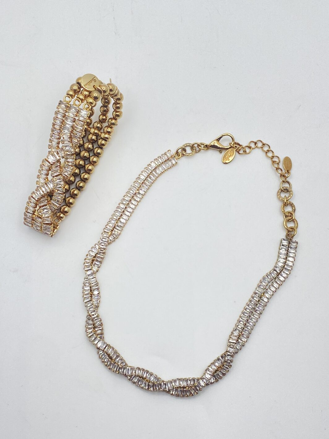 “SODINI”. COLLEZIONE “COMETA”. L’ELEGANZA DELLA LUCE. STRAORDINARIA DEMIPARURE IN METALLO GOLDTONE E SCINTILLANTI CRISTALLI DIAMOND-LIKE. ANNO 2023. - immagine 7