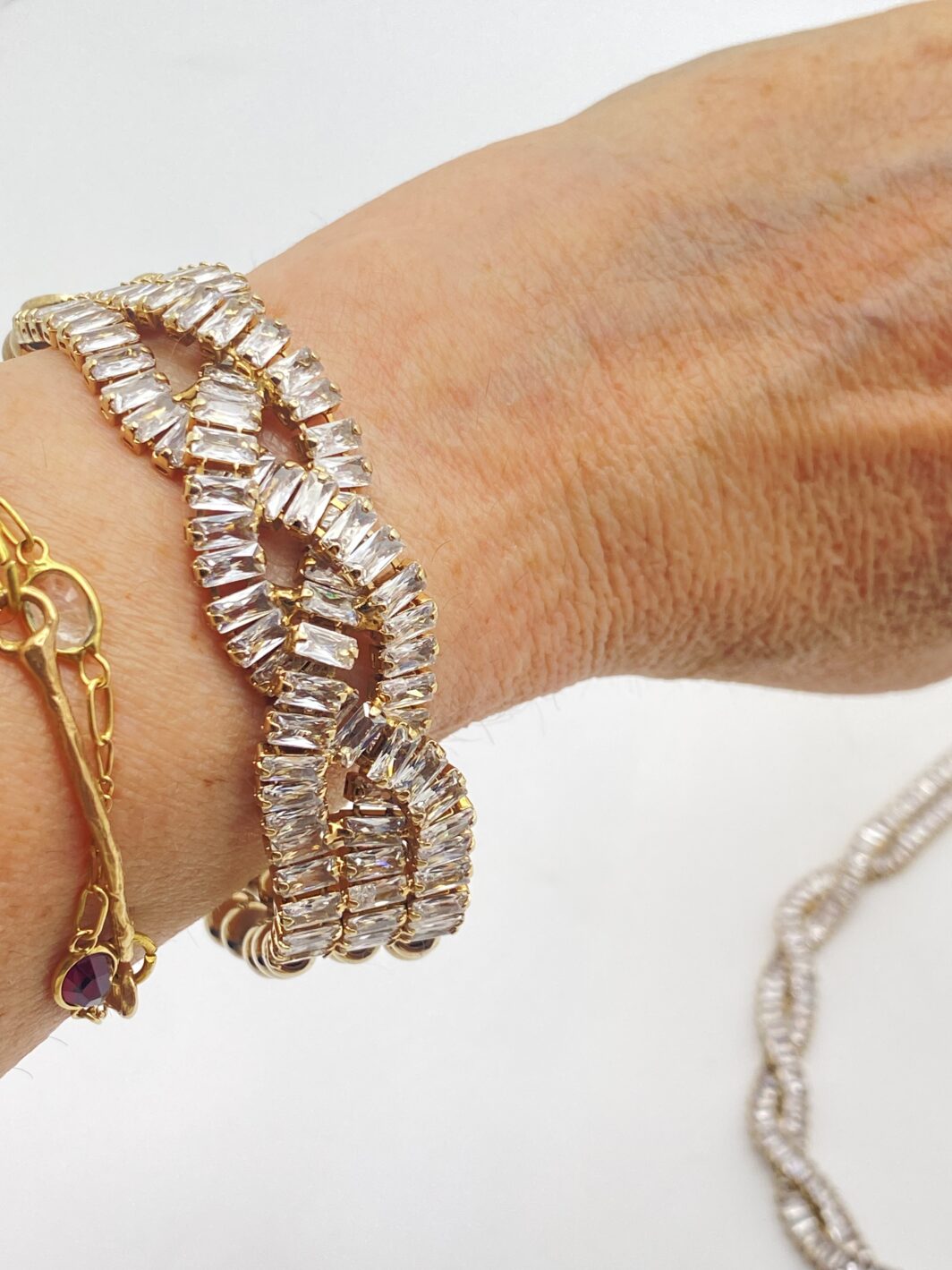 “SODINI”. COLLEZIONE “COMETA”. L’ELEGANZA DELLA LUCE. STRAORDINARIA DEMIPARURE IN METALLO GOLDTONE E SCINTILLANTI CRISTALLI DIAMOND-LIKE. ANNO 2023. - immagine 6