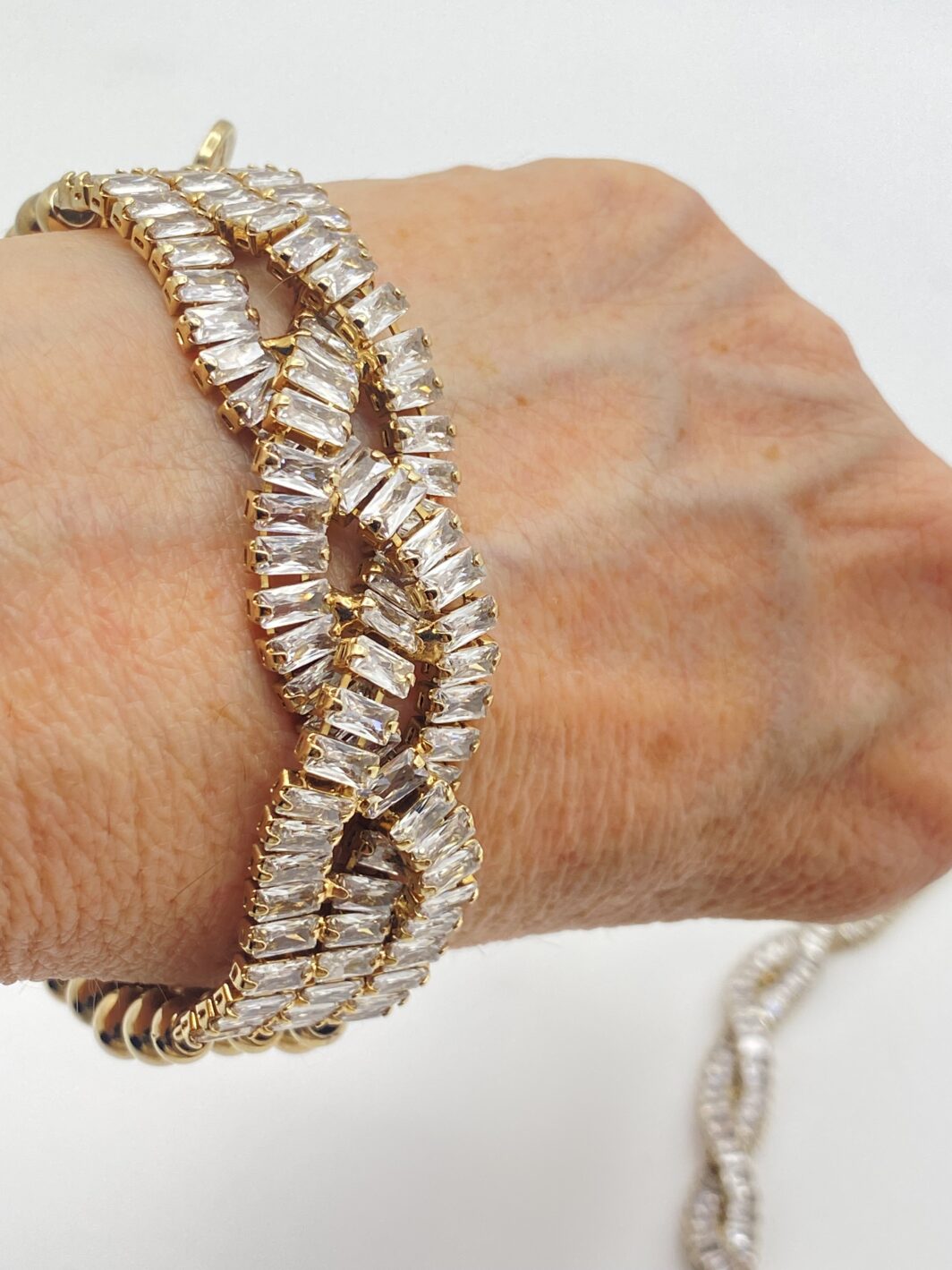 “SODINI”. COLLEZIONE “COMETA”. L’ELEGANZA DELLA LUCE. STRAORDINARIA DEMIPARURE IN METALLO GOLDTONE E SCINTILLANTI CRISTALLI DIAMOND-LIKE. ANNO 2023. - immagine 4