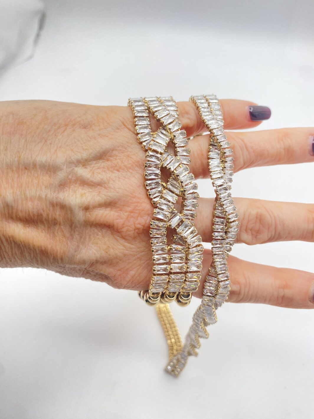 “SODINI”. COLLEZIONE “COMETA”. L’ELEGANZA DELLA LUCE. STRAORDINARIA DEMIPARURE IN METALLO GOLDTONE E SCINTILLANTI CRISTALLI DIAMOND-LIKE. ANNO 2023. - immagine 3