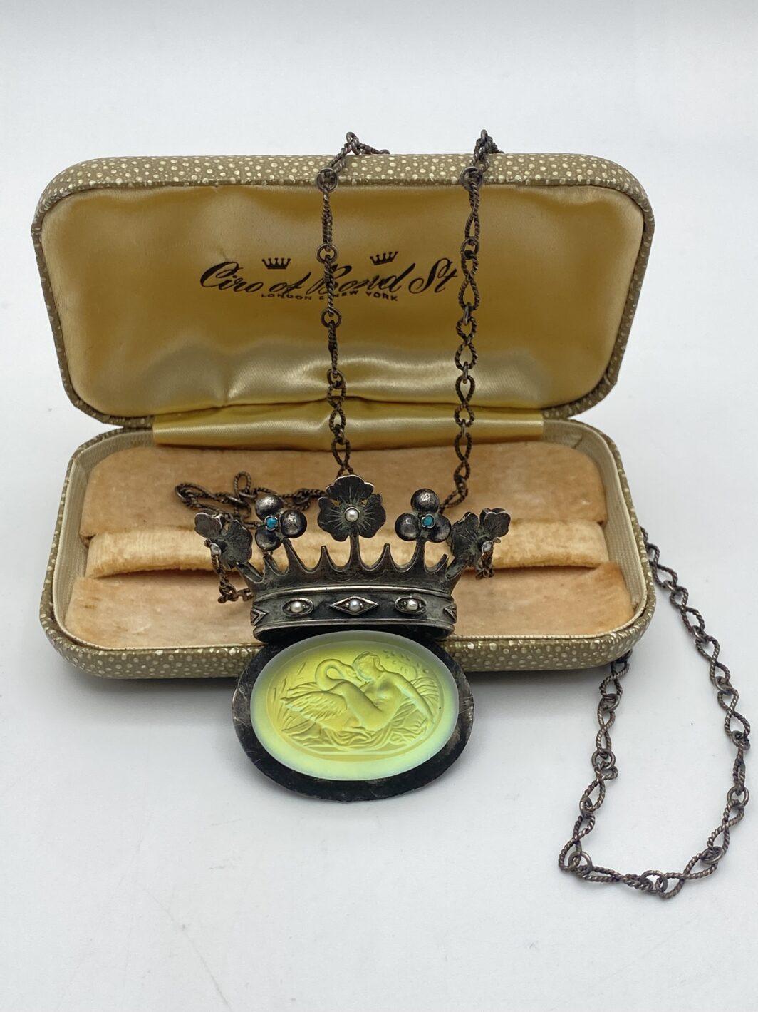 STRAORDINARIA COLLANA ART DECO, IN ARGENTO 925, CON PENDENTE A FORMA DI CORONA ORNATA DI TURCHESI E MICROPERLE, CARATTERIZZATO DA CRISTALLO SCOLPITO CON LA RAFFIGURAZIONE DEL MITO DI “GIOVE E LEDA”. INIZI XX sec. - immagine 2
