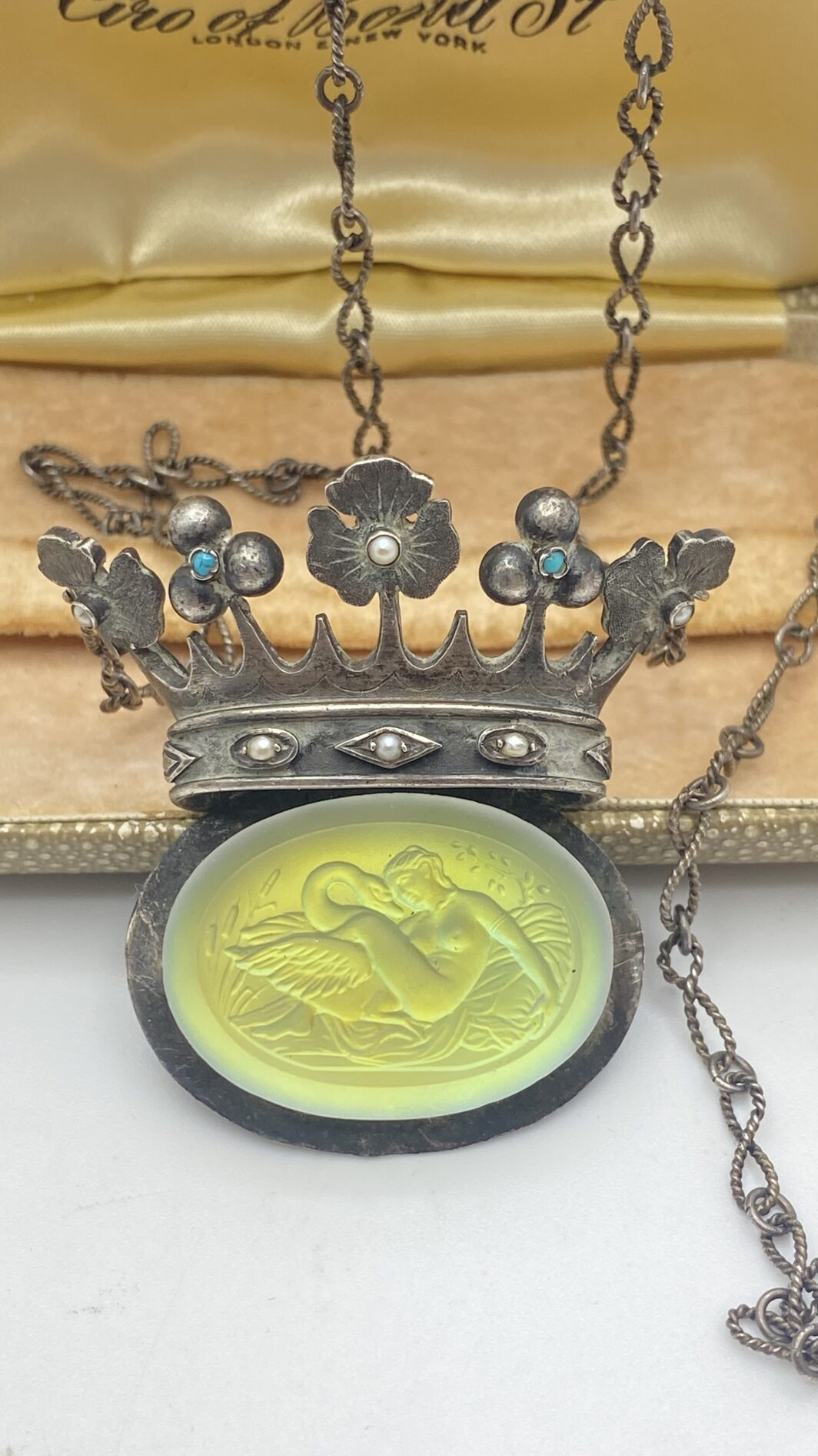 STRAORDINARIA COLLANA ART DECO, IN ARGENTO 925, CON PENDENTE A FORMA DI CORONA ORNATA DI TURCHESI E MICROPERLE, CARATTERIZZATO DA CRISTALLO SCOLPITO CON LA RAFFIGURAZIONE DEL MITO DI “GIOVE E LEDA”. INIZI XX sec. - immagine 4