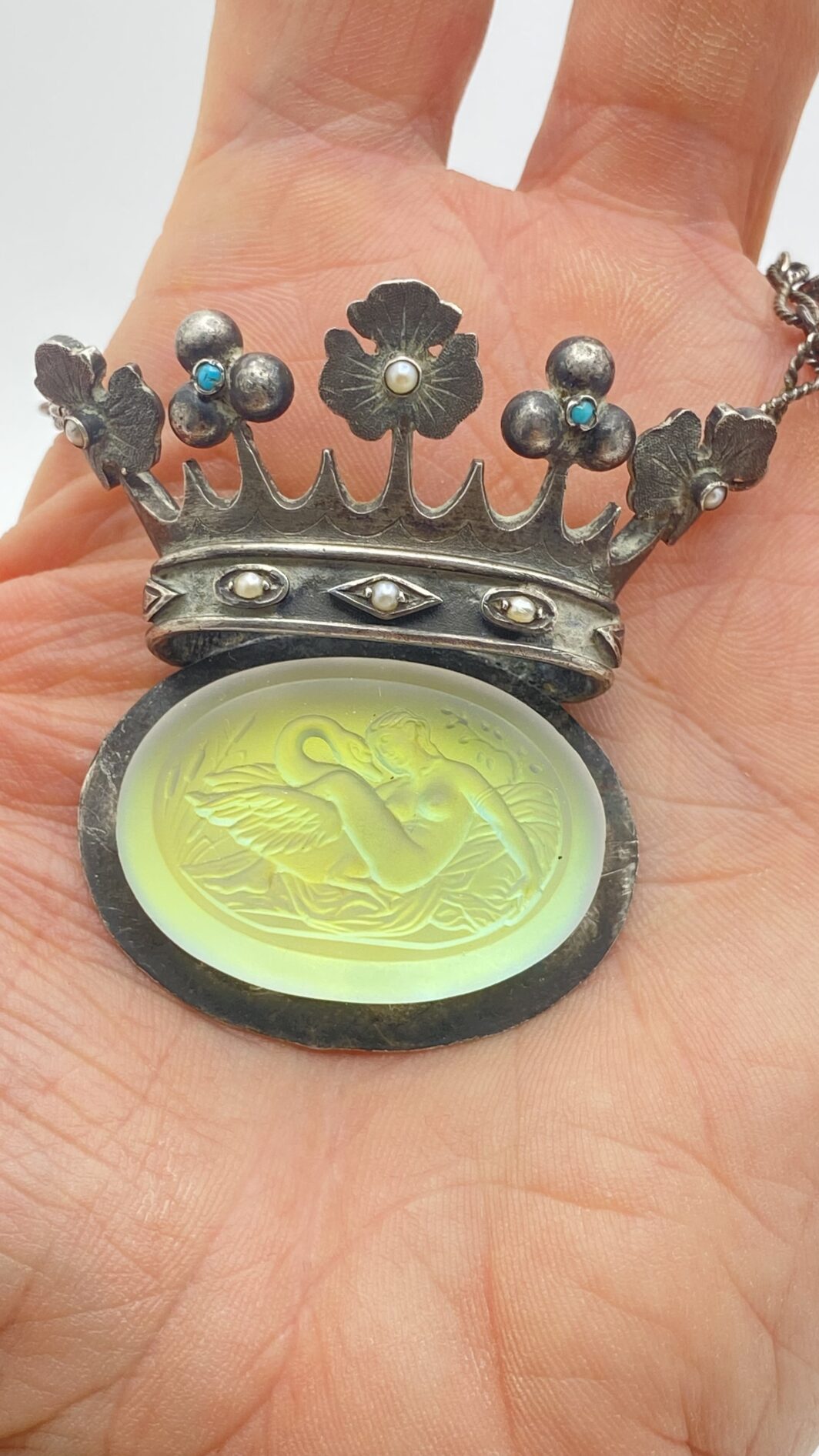 STRAORDINARIA COLLANA ART DECO, IN ARGENTO 925, CON PENDENTE A FORMA DI CORONA ORNATA DI TURCHESI E MICROPERLE, CARATTERIZZATO DA CRISTALLO SCOLPITO CON LA RAFFIGURAZIONE DEL MITO DI “GIOVE E LEDA”. INIZI XX sec. - immagine 5