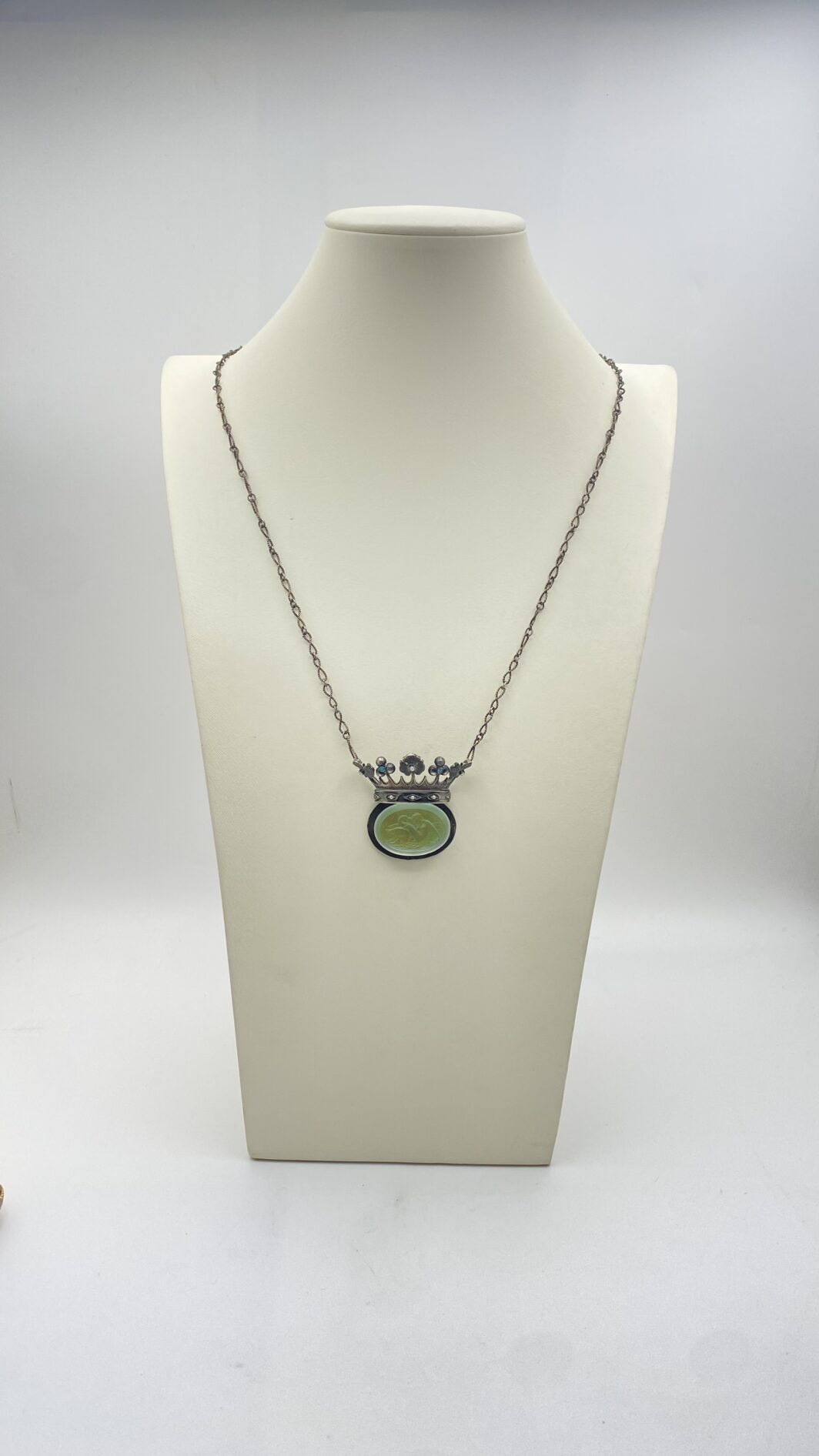 STRAORDINARIA COLLANA ART DECO, IN ARGENTO 925, CON PENDENTE A FORMA DI CORONA ORNATA DI TURCHESI E MICROPERLE, CARATTERIZZATO DA CRISTALLO SCOLPITO CON LA RAFFIGURAZIONE DEL MITO DI “GIOVE E LEDA”. INIZI XX sec. - immagine 8