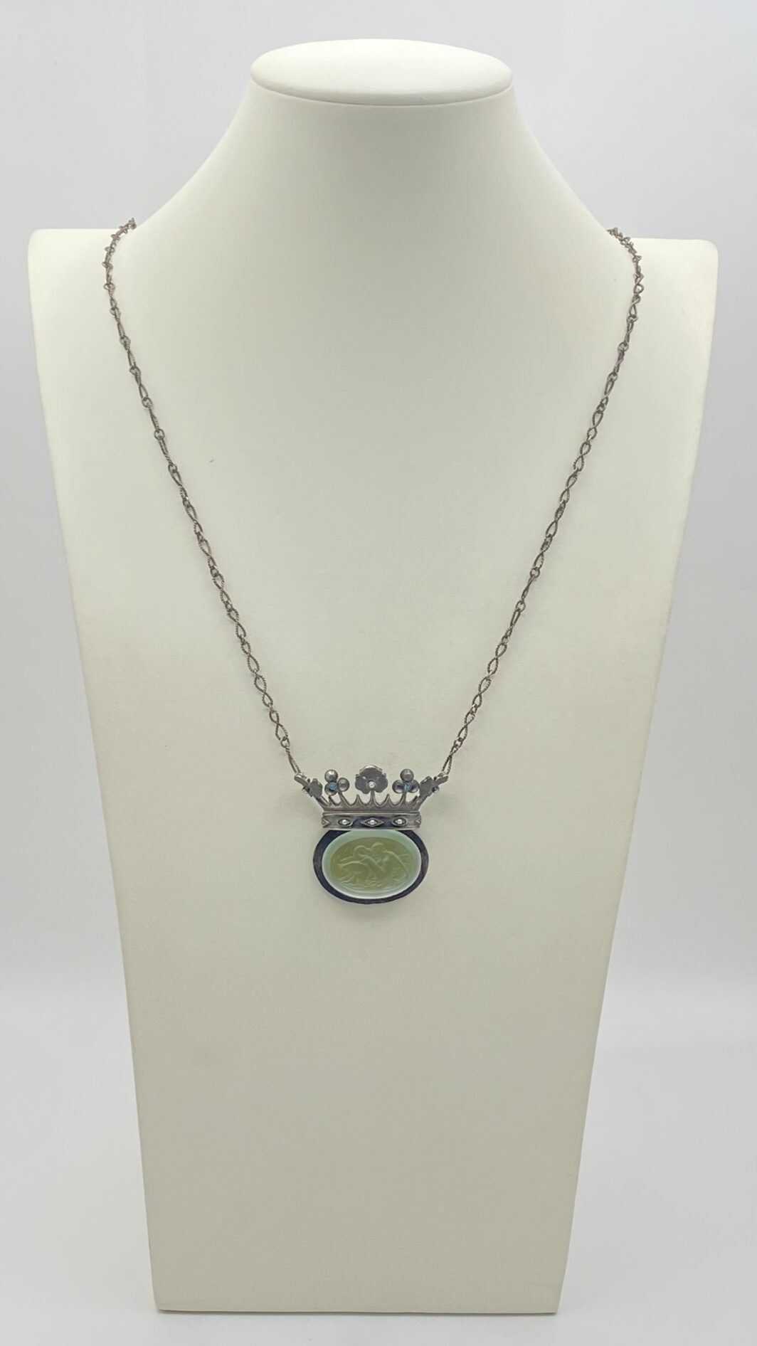 STRAORDINARIA COLLANA ART DECO, IN ARGENTO 925, CON PENDENTE A FORMA DI CORONA ORNATA DI TURCHESI E MICROPERLE, CARATTERIZZATO DA CRISTALLO SCOLPITO CON LA RAFFIGURAZIONE DEL MITO DI “GIOVE E LEDA”. INIZI XX sec. - immagine 9