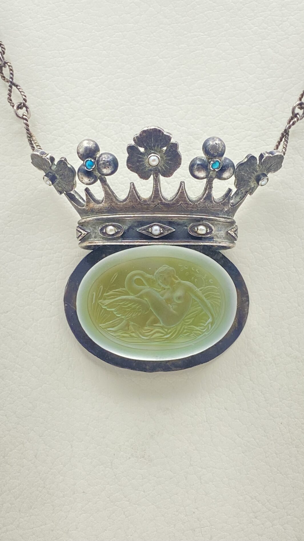 STRAORDINARIA COLLANA ART DECO, IN ARGENTO 925, CON PENDENTE A FORMA DI CORONA ORNATA DI TURCHESI E MICROPERLE, CARATTERIZZATO DA CRISTALLO SCOLPITO CON LA RAFFIGURAZIONE DEL MITO DI “GIOVE E LEDA”. INIZI XX sec. - immagine 10