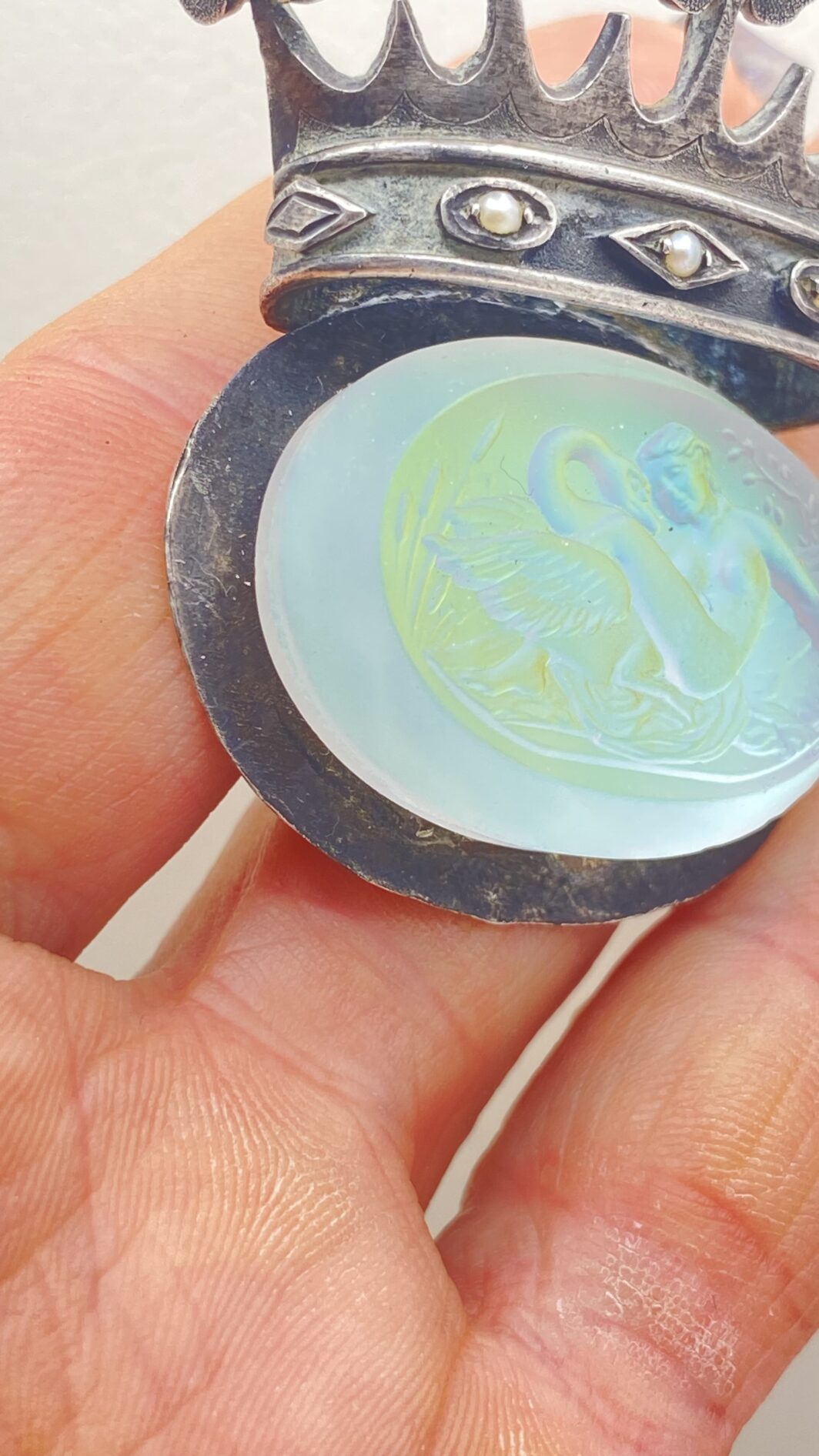 STRAORDINARIA COLLANA ART DECO, IN ARGENTO 925, CON PENDENTE A FORMA DI CORONA ORNATA DI TURCHESI E MICROPERLE, CARATTERIZZATO DA CRISTALLO SCOLPITO CON LA RAFFIGURAZIONE DEL MITO DI “GIOVE E LEDA”. INIZI XX sec. - immagine 11