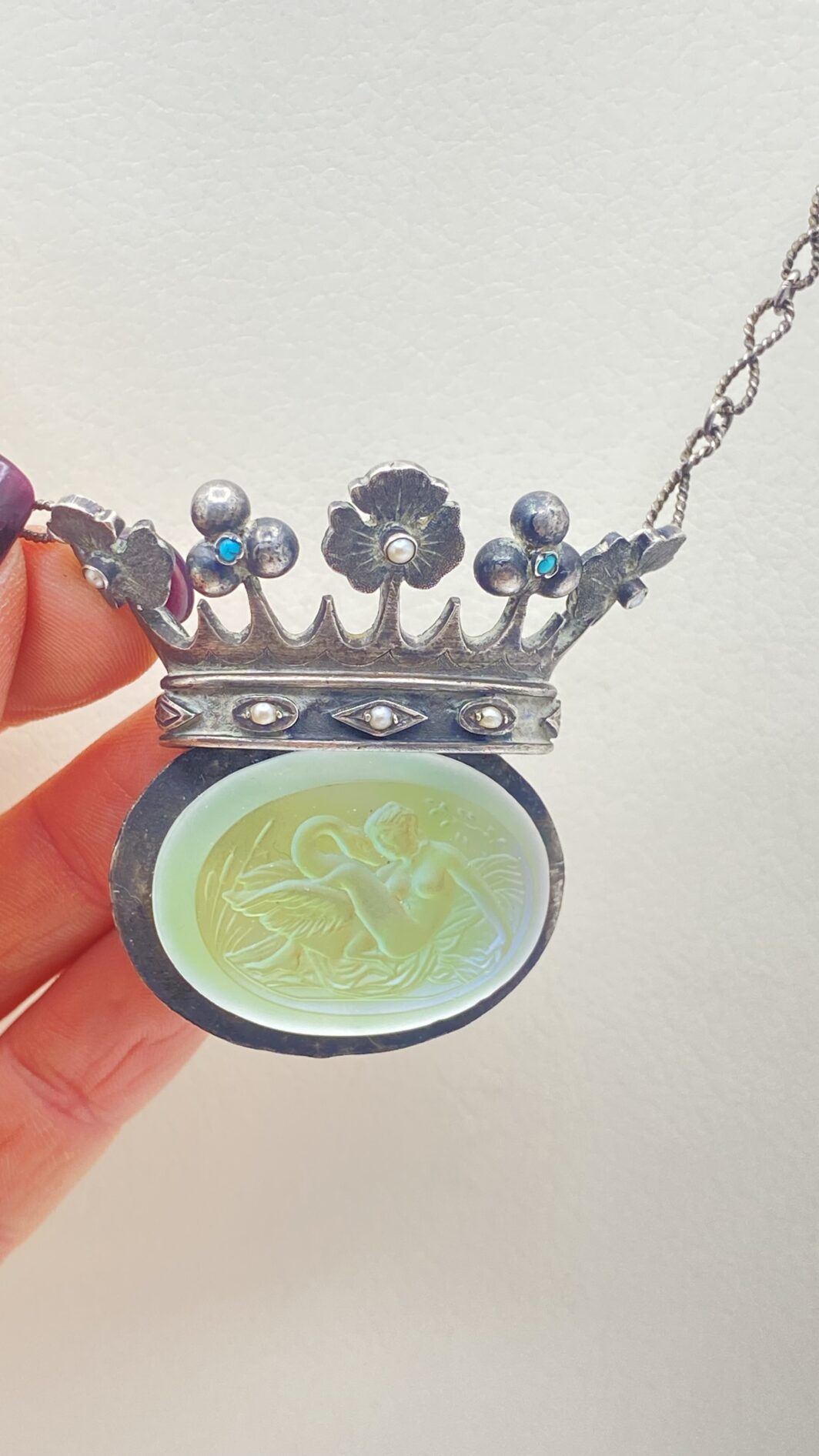 STRAORDINARIA COLLANA ART DECO, IN ARGENTO 925, CON PENDENTE A FORMA DI CORONA ORNATA DI TURCHESI E MICROPERLE, CARATTERIZZATO DA CRISTALLO SCOLPITO CON LA RAFFIGURAZIONE DEL MITO DI “GIOVE E LEDA”. INIZI XX sec. - immagine 12