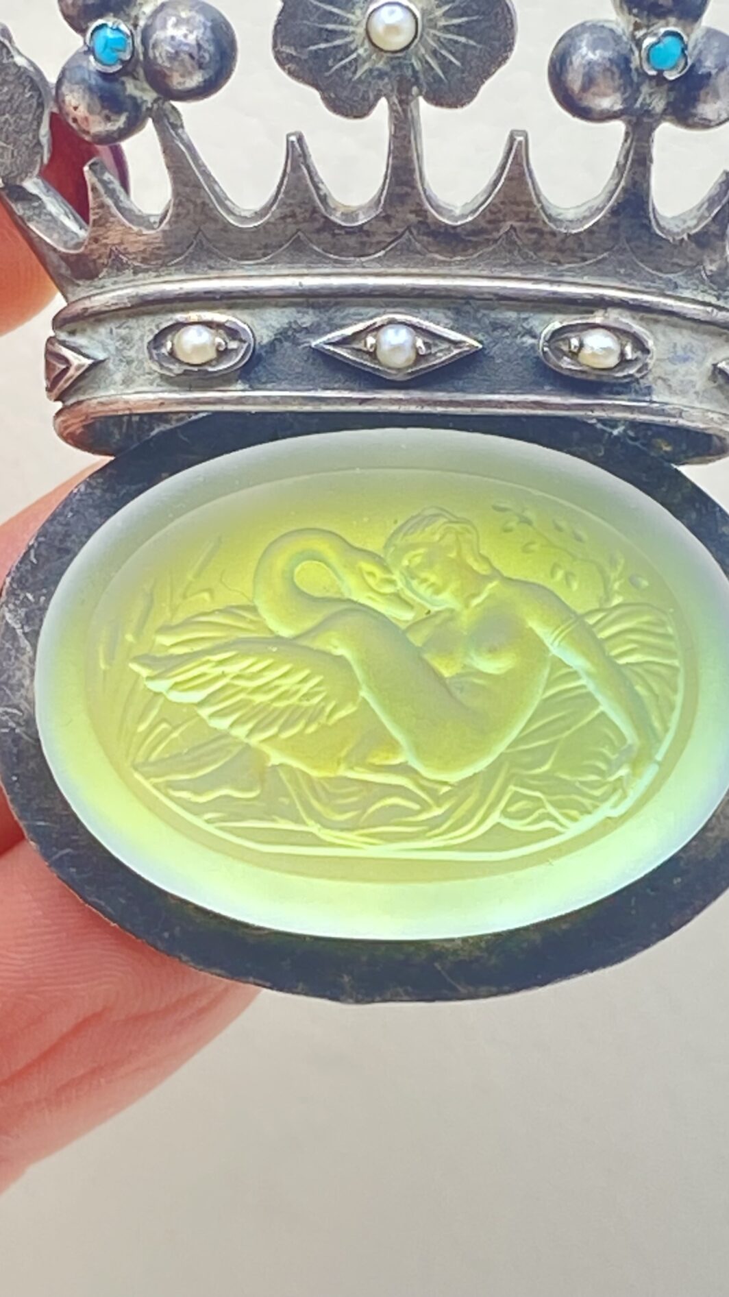 STRAORDINARIA COLLANA ART DECO, IN ARGENTO 925, CON PENDENTE A FORMA DI CORONA ORNATA DI TURCHESI E MICROPERLE, CARATTERIZZATO DA CRISTALLO SCOLPITO CON LA RAFFIGURAZIONE DEL MITO DI “GIOVE E LEDA”. INIZI XX sec. - immagine 13