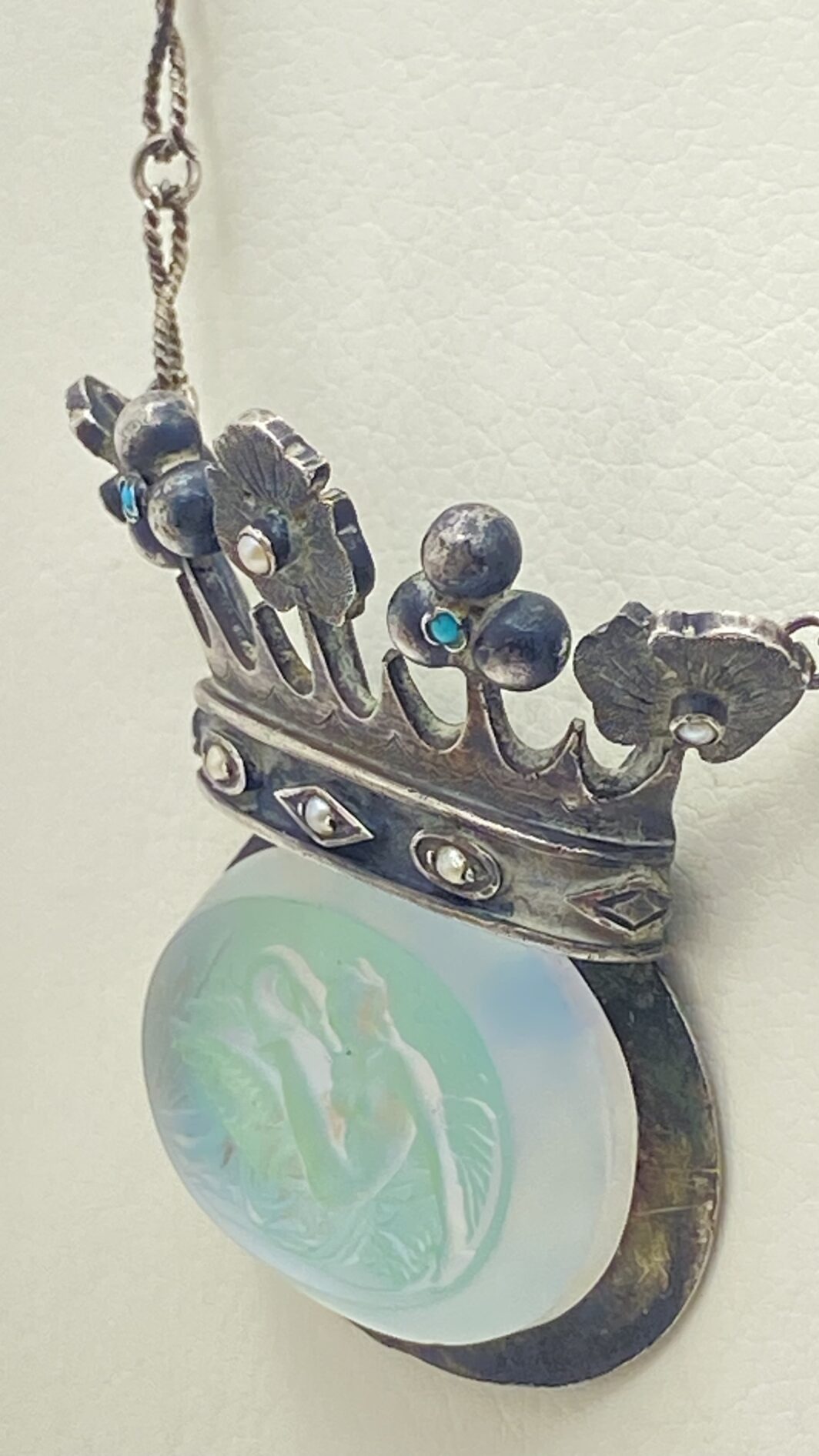 STRAORDINARIA COLLANA ART DECO, IN ARGENTO 925, CON PENDENTE A FORMA DI CORONA ORNATA DI TURCHESI E MICROPERLE, CARATTERIZZATO DA CRISTALLO SCOLPITO CON LA RAFFIGURAZIONE DEL MITO DI “GIOVE E LEDA”. INIZI XX sec. - immagine 14