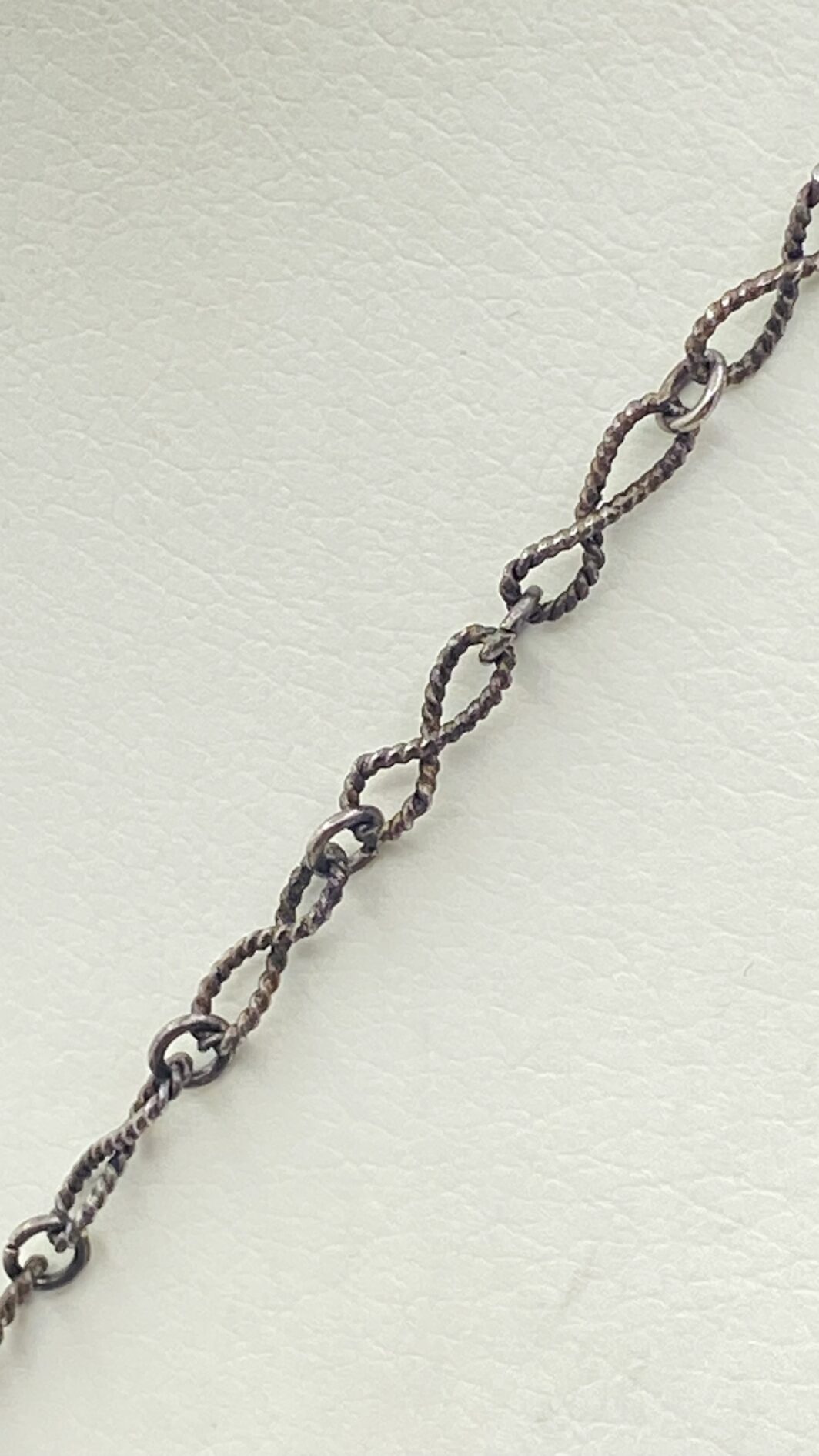 STRAORDINARIA COLLANA ART DECO, IN ARGENTO 925, CON PENDENTE A FORMA DI CORONA ORNATA DI TURCHESI E MICROPERLE, CARATTERIZZATO DA CRISTALLO SCOLPITO CON LA RAFFIGURAZIONE DEL MITO DI “GIOVE E LEDA”. INIZI XX sec. - immagine 15