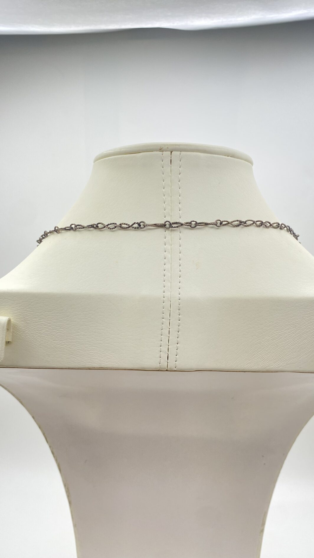 STRAORDINARIA COLLANA ART DECO, IN ARGENTO 925, CON PENDENTE A FORMA DI CORONA ORNATA DI TURCHESI E MICROPERLE, CARATTERIZZATO DA CRISTALLO SCOLPITO CON LA RAFFIGURAZIONE DEL MITO DI “GIOVE E LEDA”. INIZI XX sec. - immagine 16