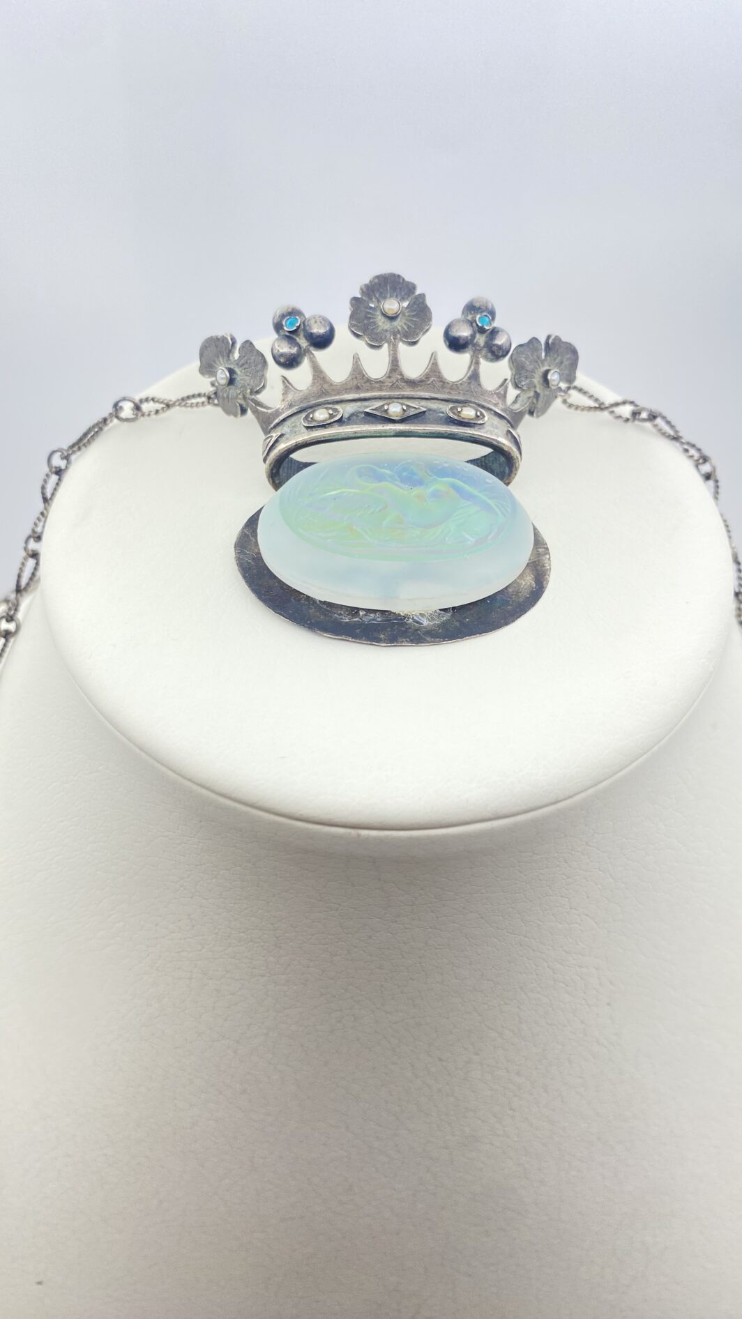 STRAORDINARIA COLLANA ART DECO, IN ARGENTO 925, CON PENDENTE A FORMA DI CORONA ORNATA DI TURCHESI E MICROPERLE, CARATTERIZZATO DA CRISTALLO SCOLPITO CON LA RAFFIGURAZIONE DEL MITO DI “GIOVE E LEDA”. INIZI XX sec. - immagine 18