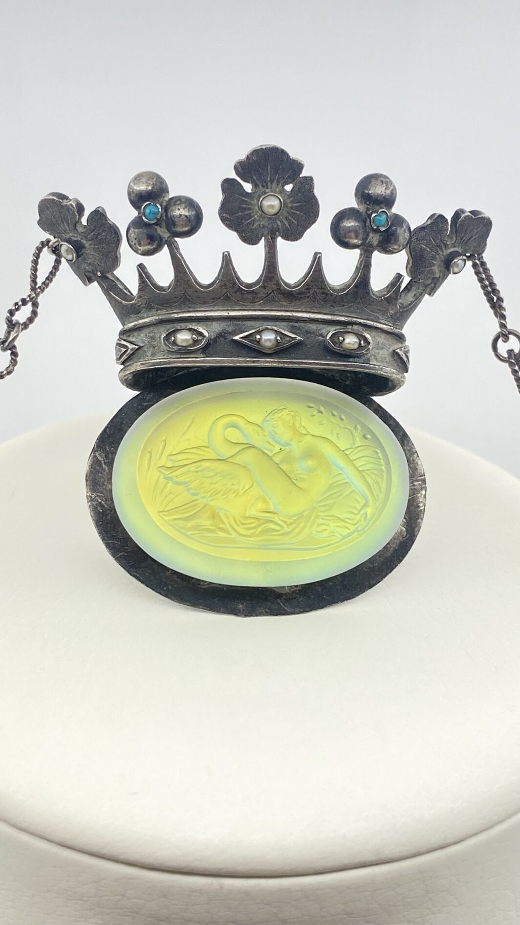 STRAORDINARIA COLLANA ART DECO, IN ARGENTO 925, CON PENDENTE A FORMA DI CORONA ORNATA DI TURCHESI E MICROPERLE, CARATTERIZZATO DA CRISTALLO SCOLPITO CON LA RAFFIGURAZIONE DEL MITO DI “GIOVE E LEDA”. INIZI XX sec. - immagine 19