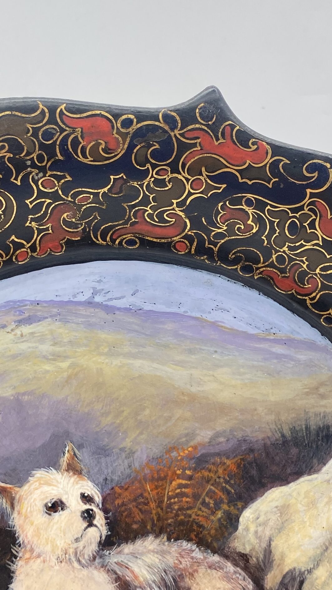 STRAORDINARIO PIATTO VITTORIANO IN PAPIER MÂCHÉ, CON DIPINTO DI CANE TERRIER. UN CAPOLAVORO DI ARTE DECORATIVA DEL XIX sec. - immagine 7